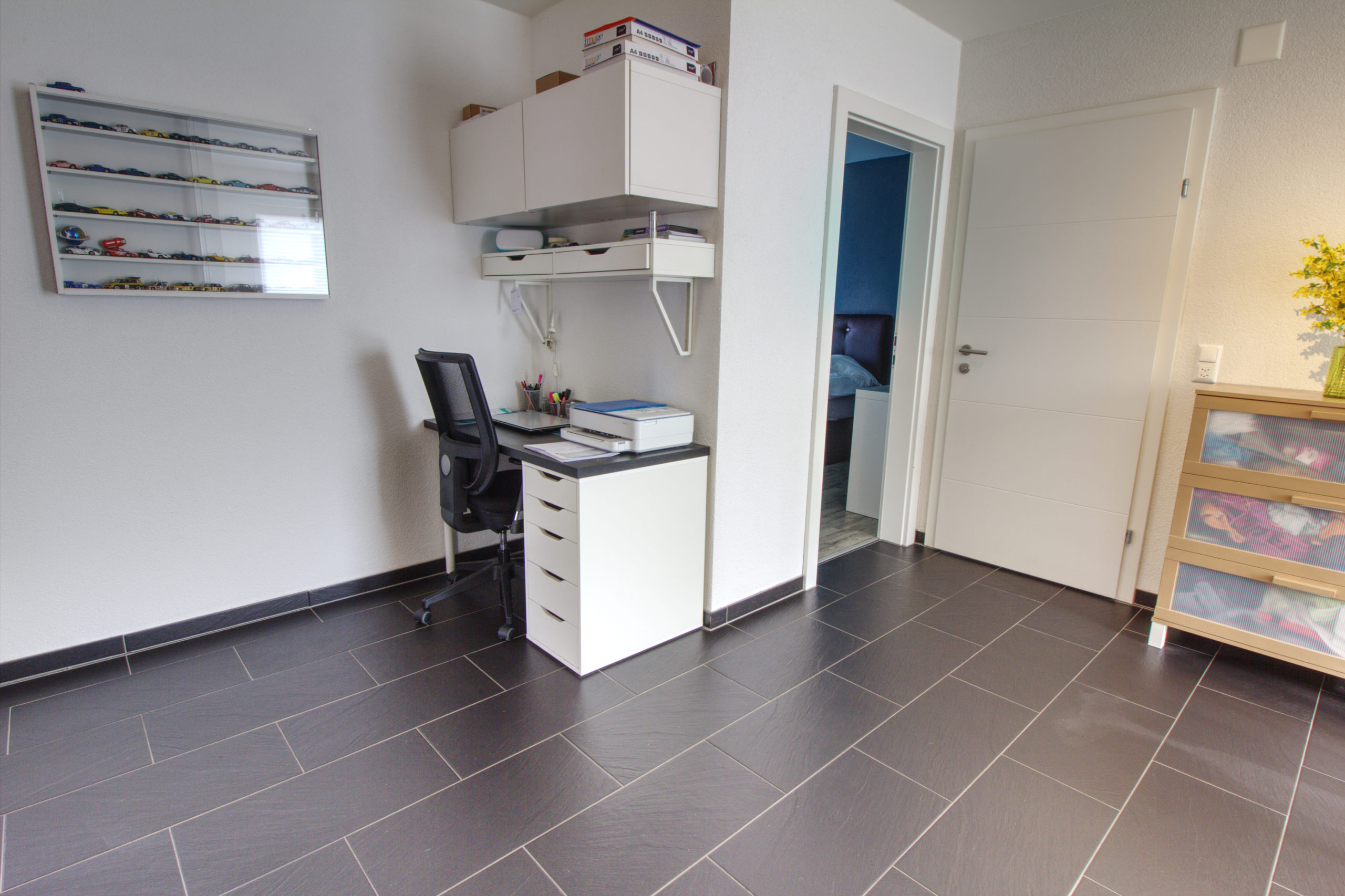 Arbeitszimmer mit Schreibtisch und Stauraum