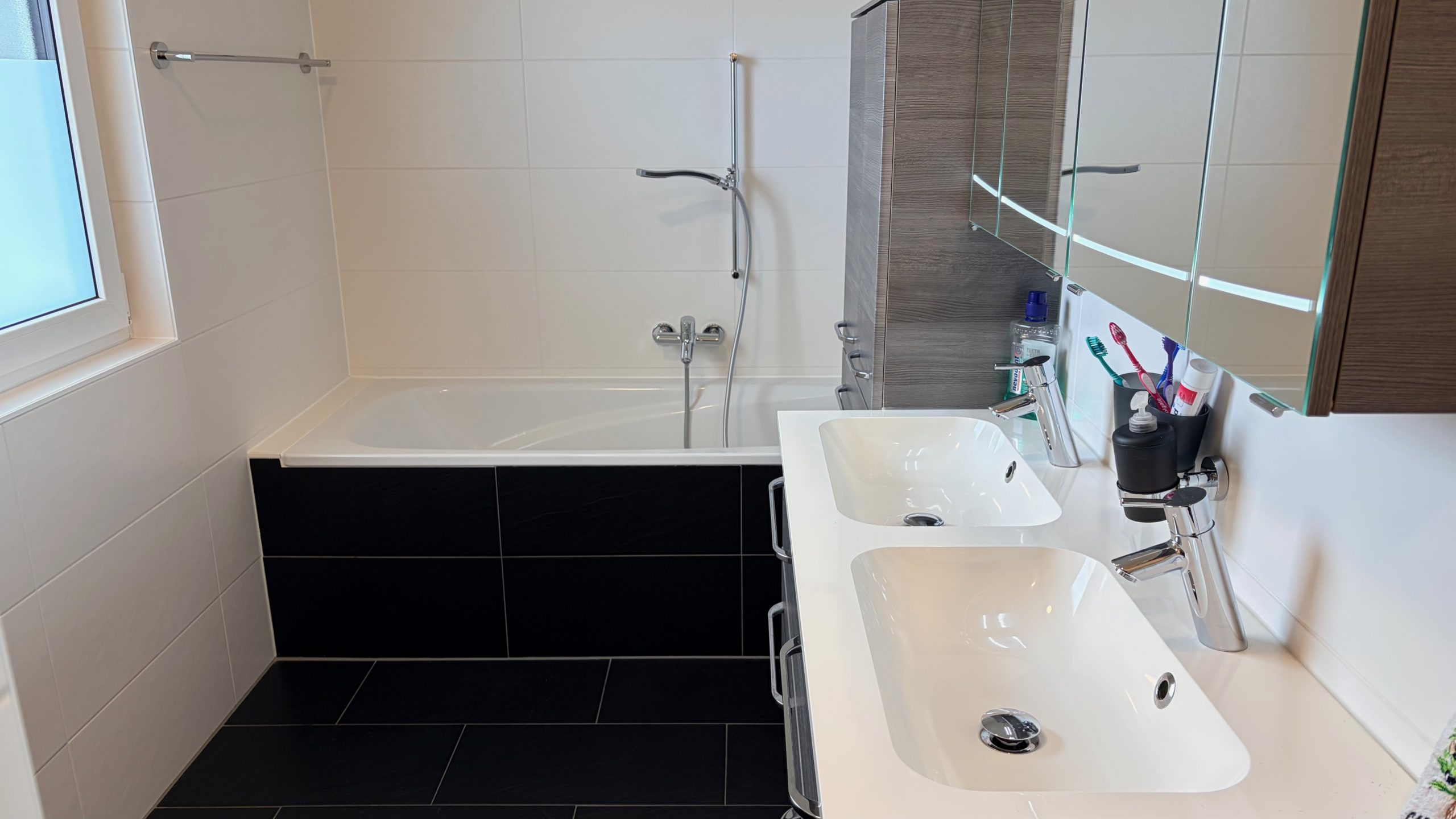 Modernes Badezimmer mit Doppelwaschtisch und Wanne