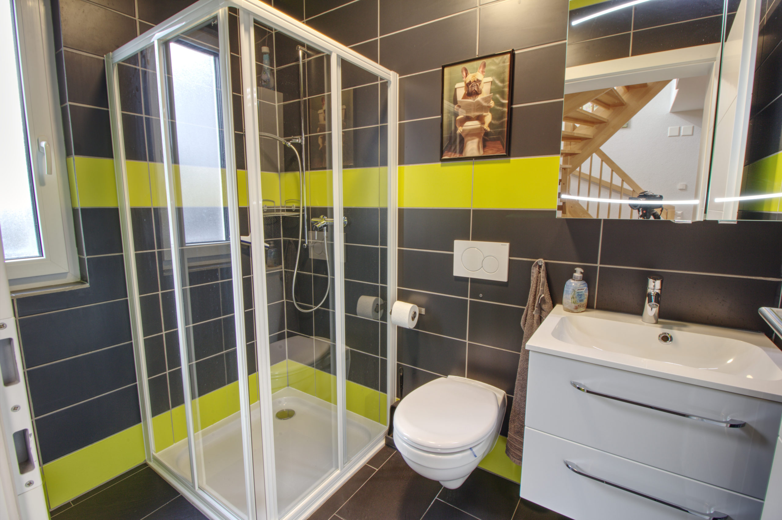 Modernes Badezimmer mit Dusche und Waschtisch