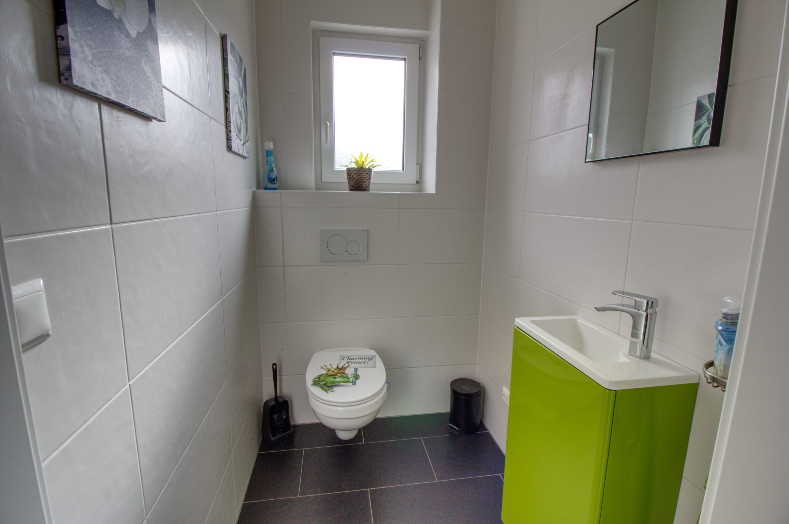 Gäste-WC mit Fenster und farbigem Waschtisch