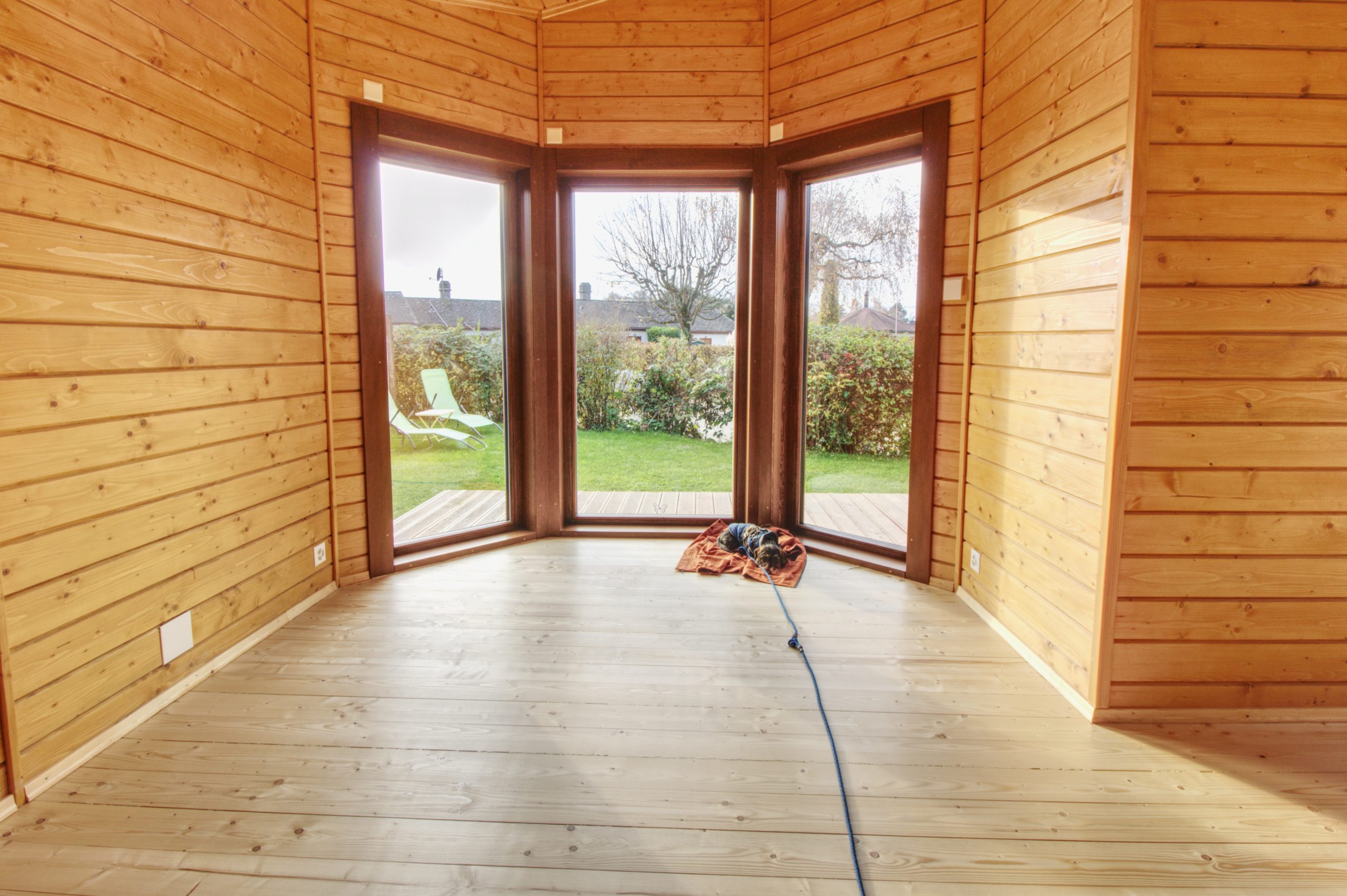 Heller Holzraum mit Panoramafenster