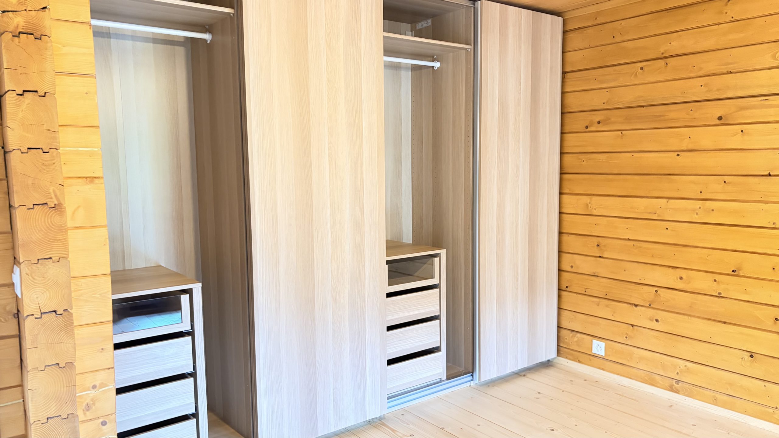 Holzverkleideter Raum mit Einbauschrank