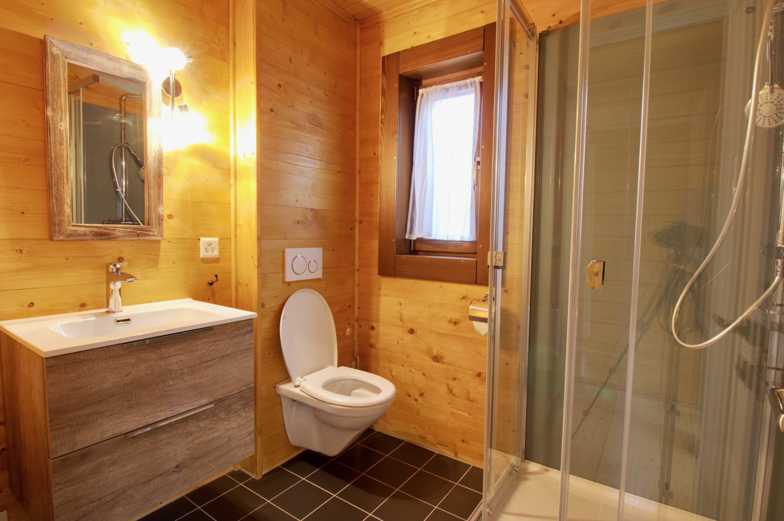 Holzbadezimmer mit Dusche und WC