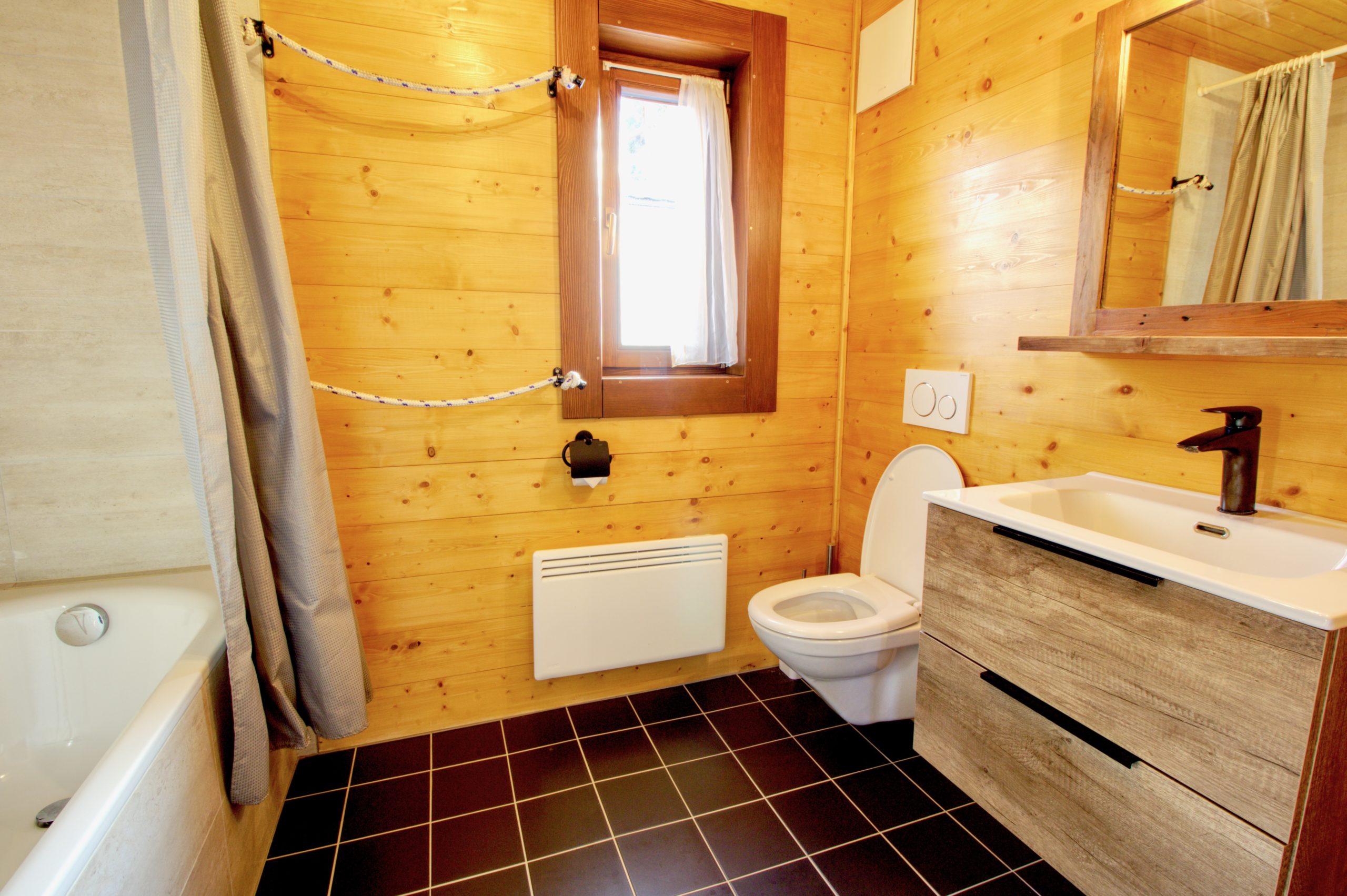Rustikales Badezimmer mit Holzverkleidung