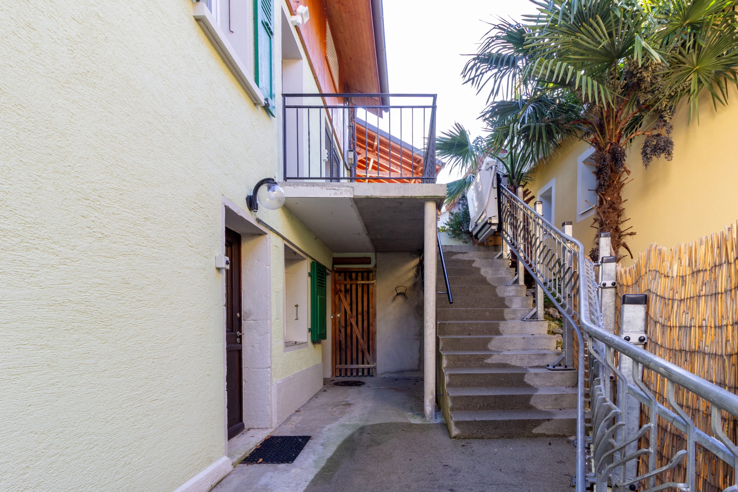 Außenbereich mit Treppe und Balkon