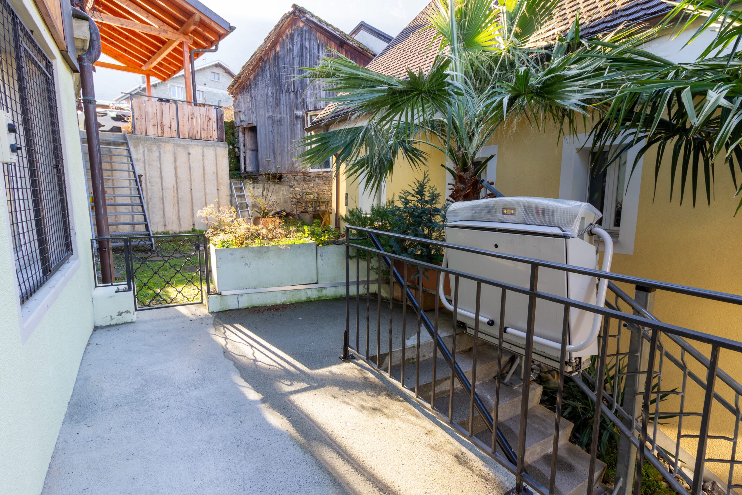 Außenbereich mit kleiner Terrasse und Gartenaufgang