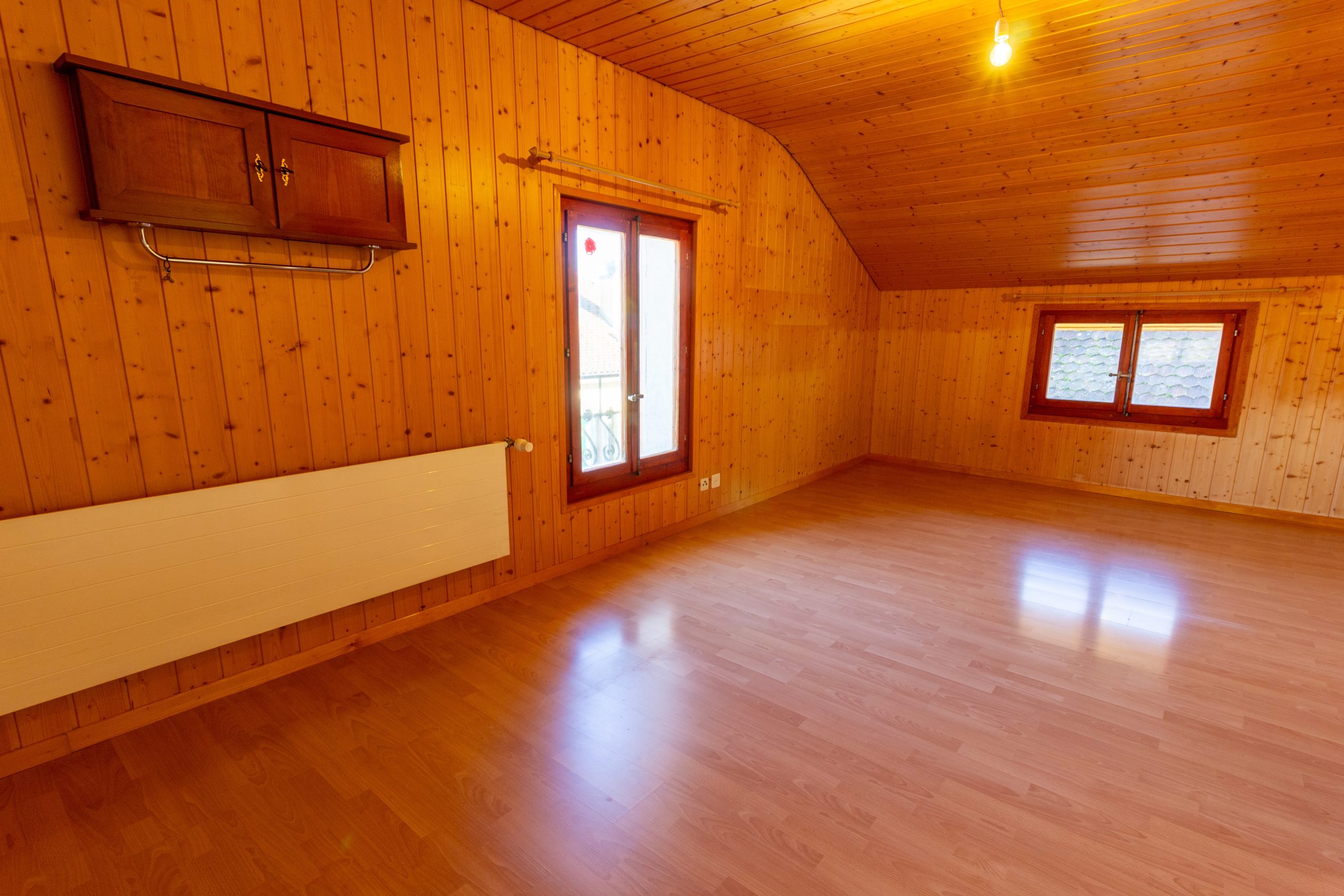 Holzverkleideter Dachraum