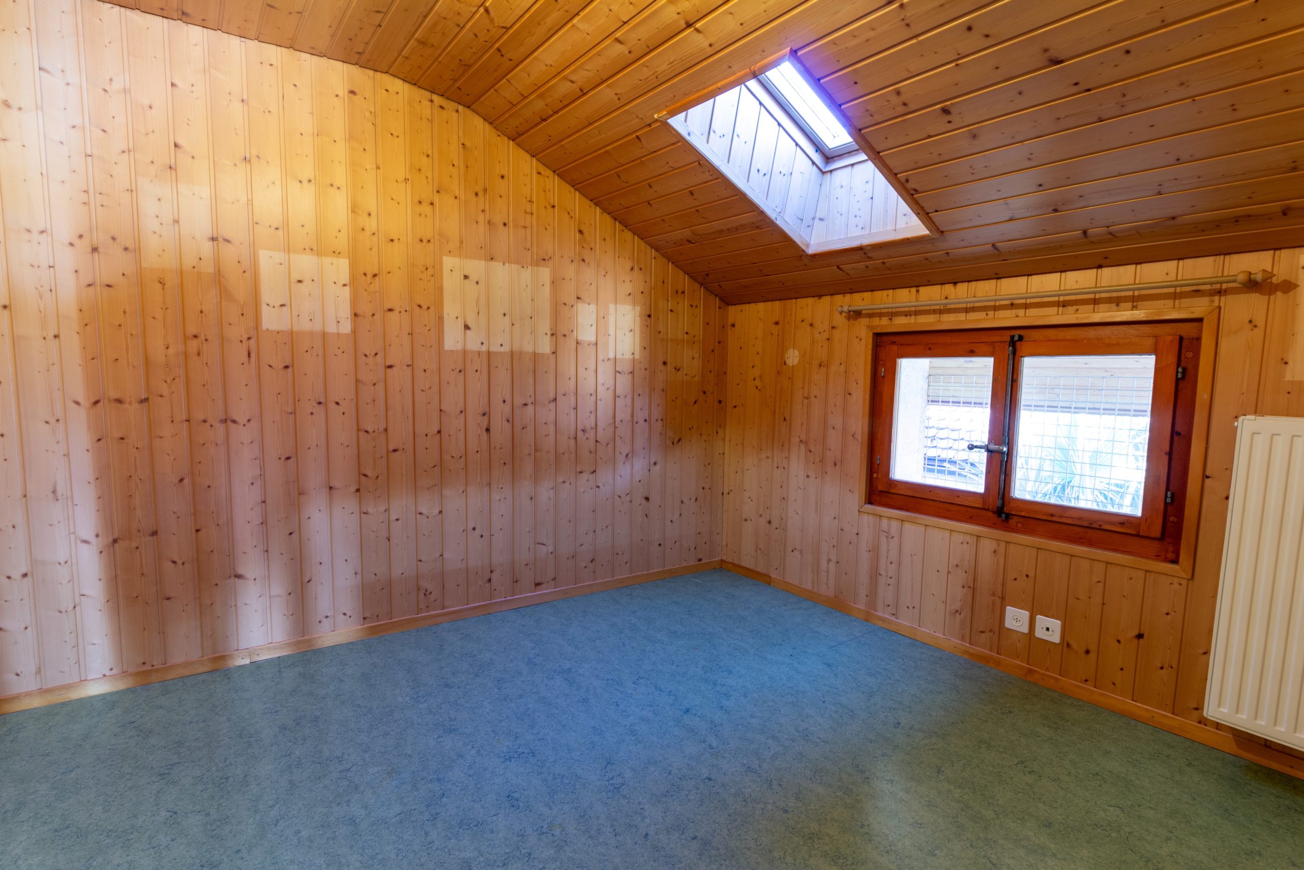 Ausgebauter Dachraum mit Holzverkleidung