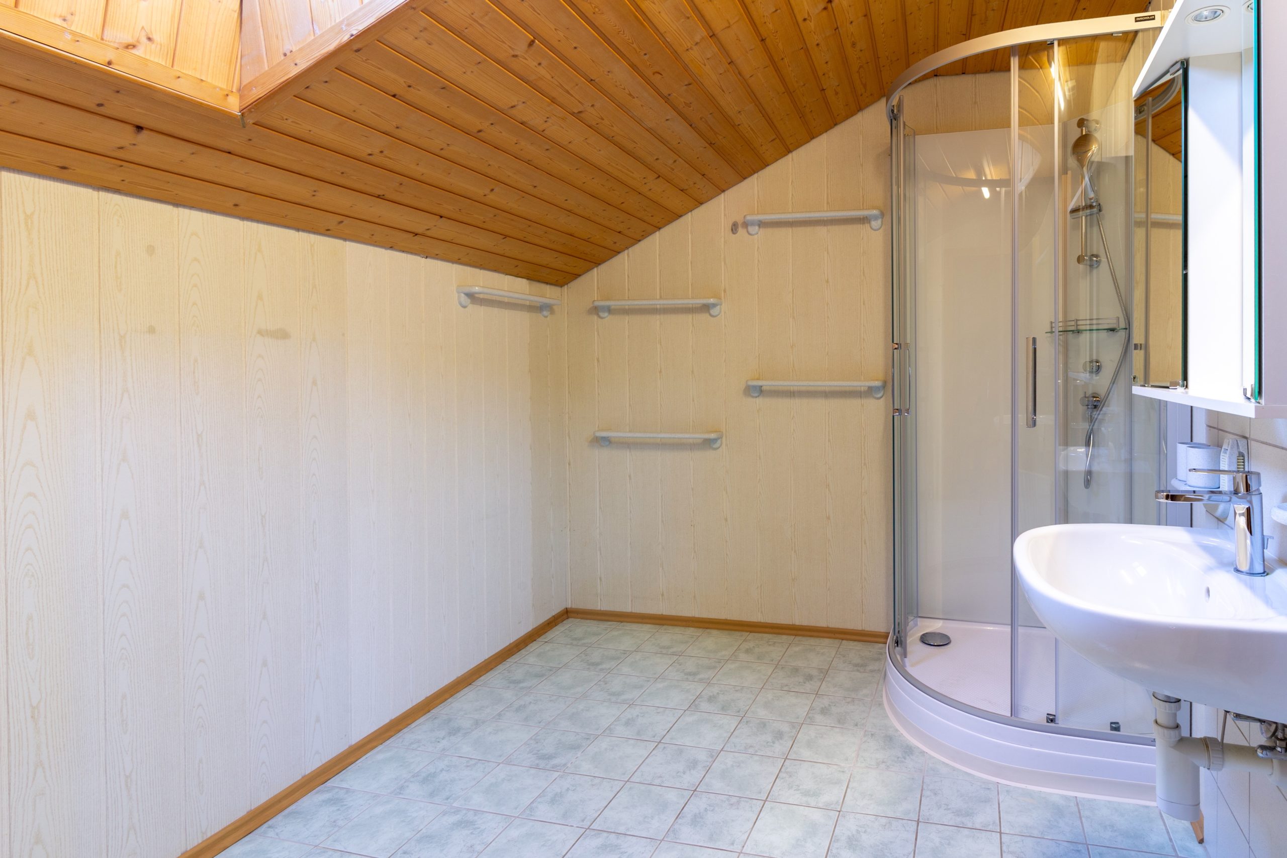 Dachgeschossbad mit Dusche
