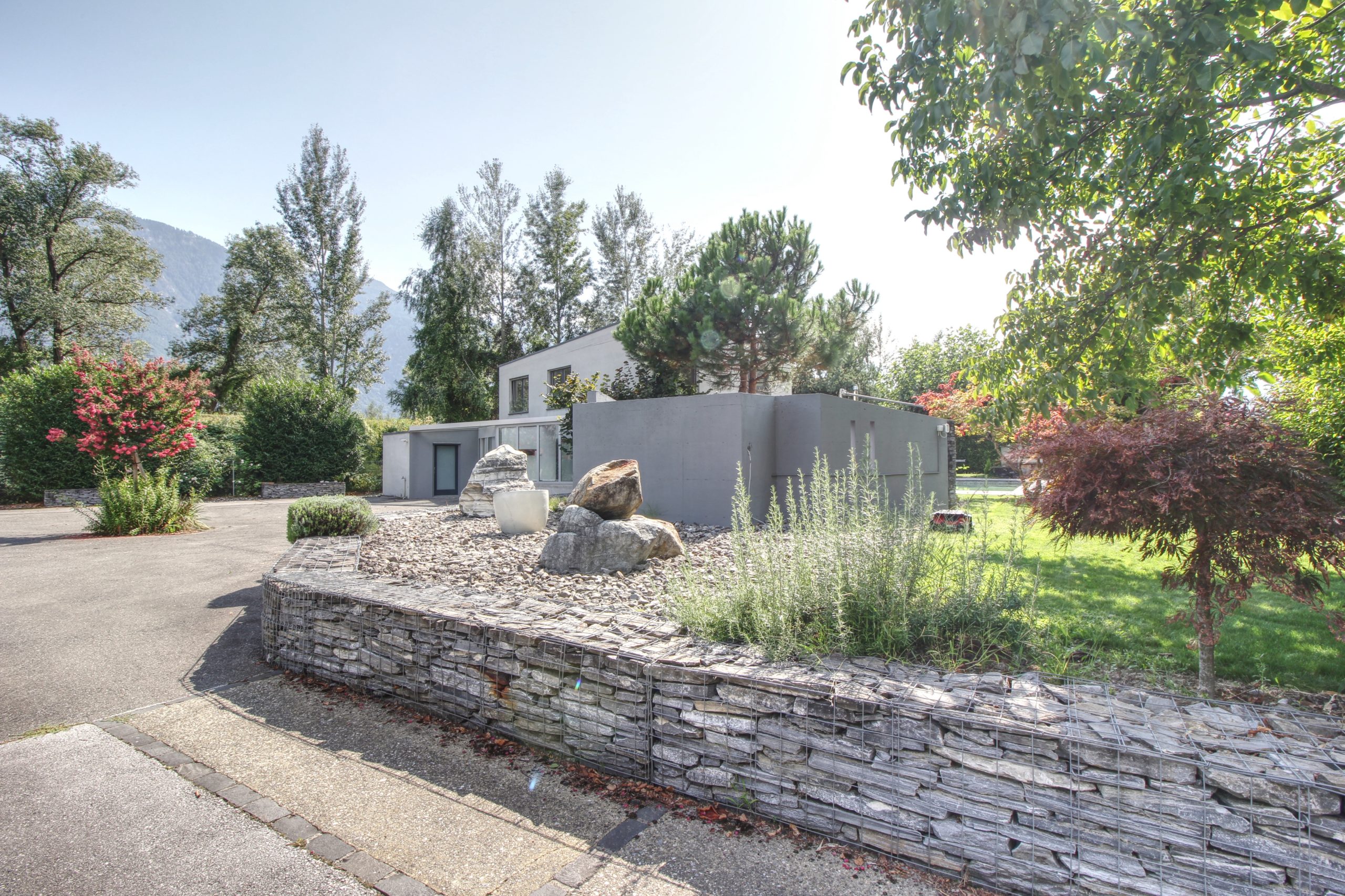 Modernes Haus mit Garten