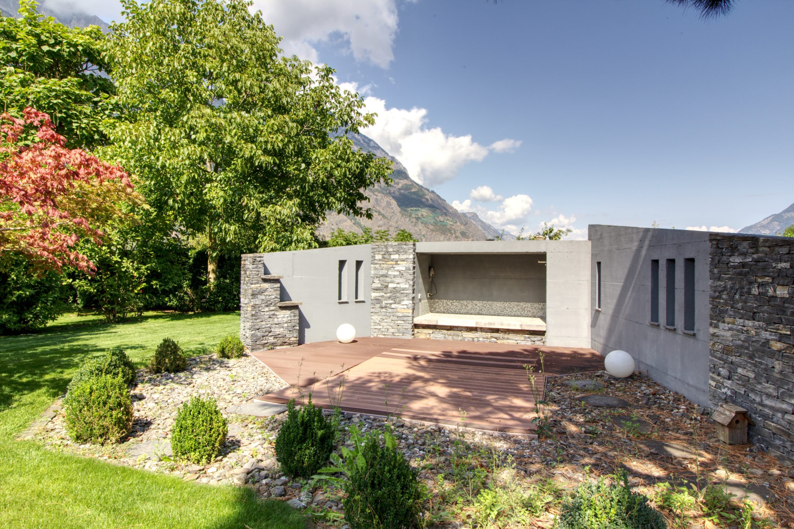 Moderner Garten mit Terrasse und Bergblick