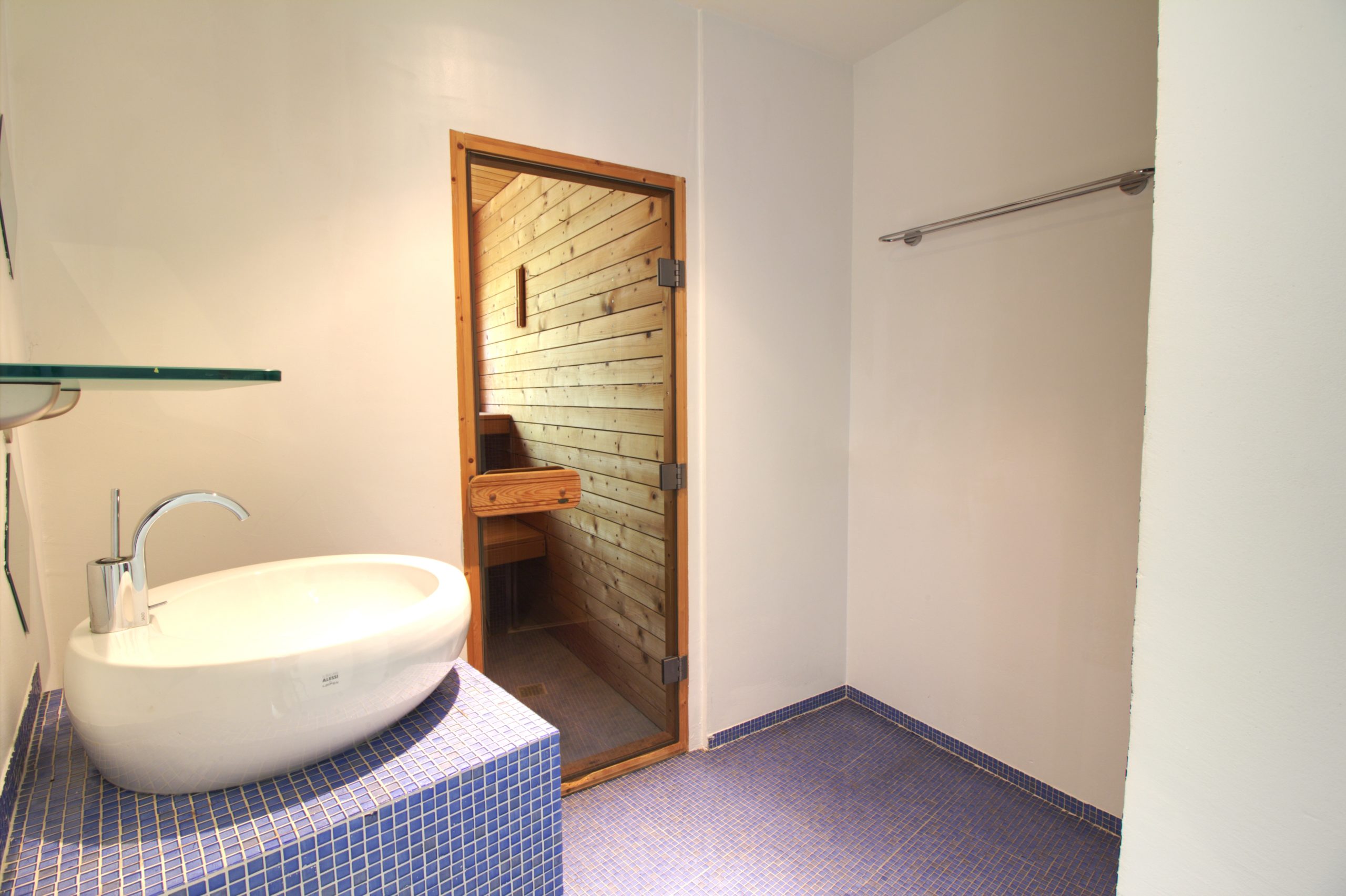 Sauna-Bad mit Waschbecken