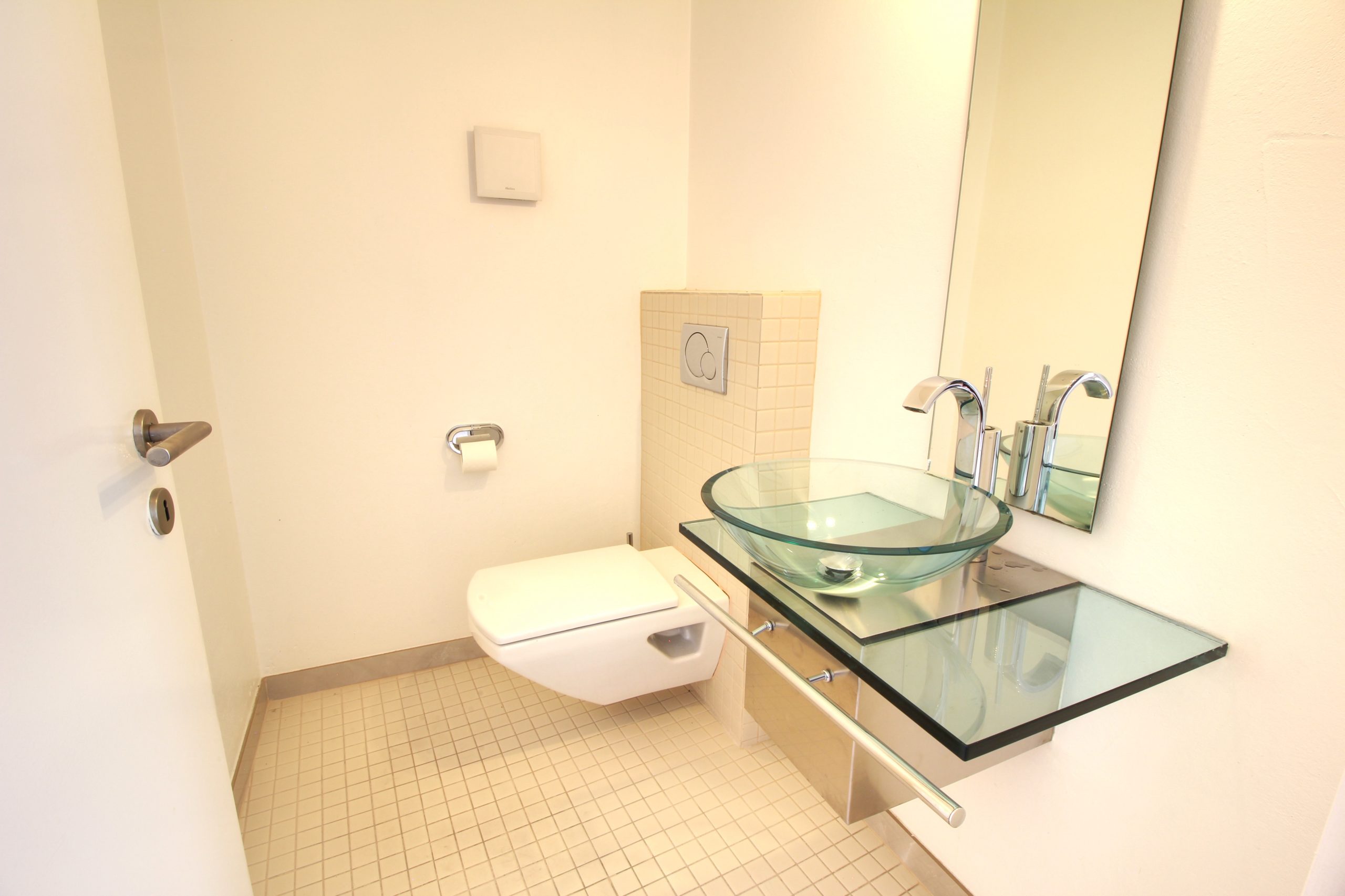 Modernes Gäste-WC mit Glaswaschtisch
