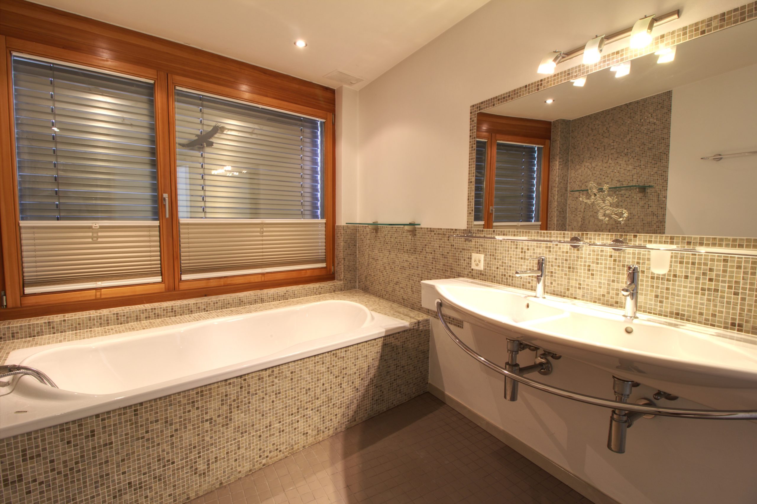 Modernes Badezimmer mit Wanne und Doppelwaschtisch