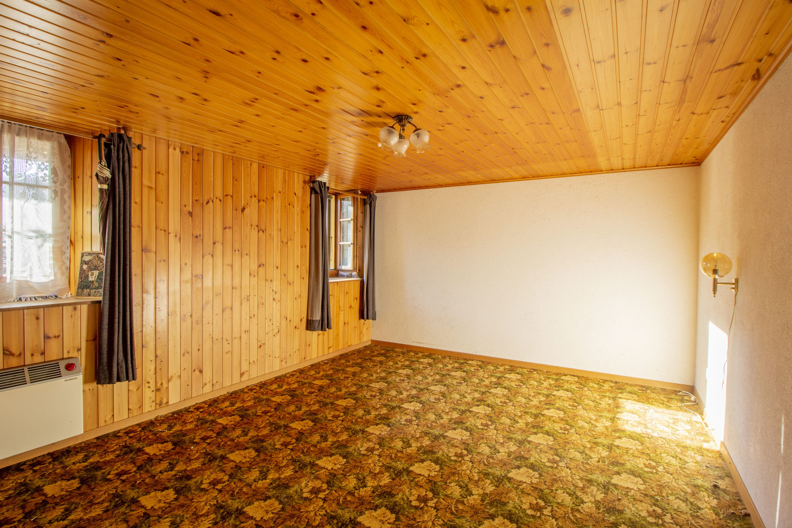 Leerer Wohnraum mit Holzverkleidung