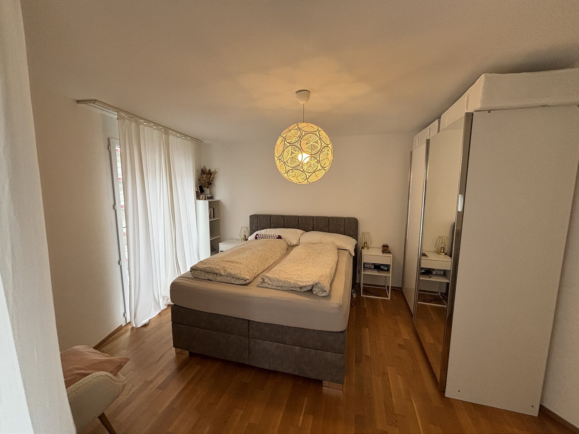 Schlafzimmer mit Bett und Kleiderschrank
