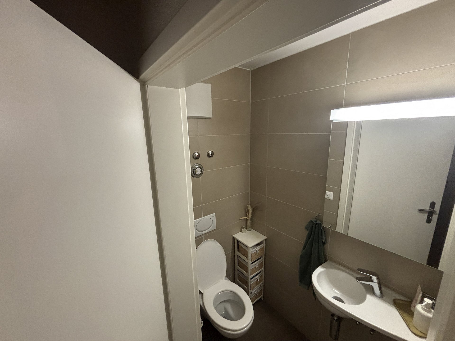 Kleines modernes Gäste-WC