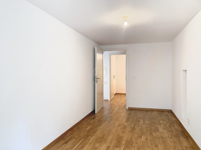Leerer heller Raum mit Parkettboden