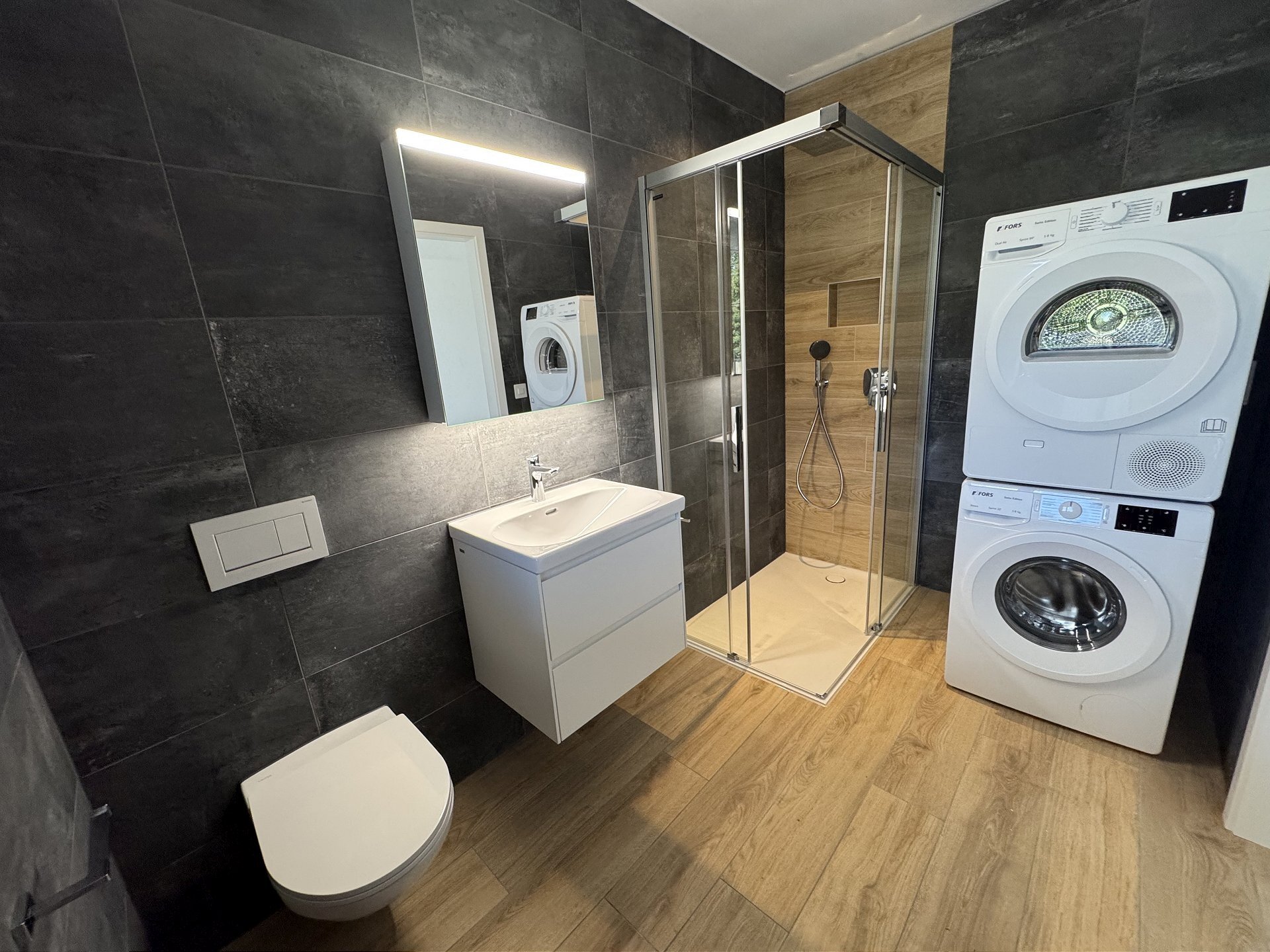 Modernes Bad mit Dusche und Waschturm