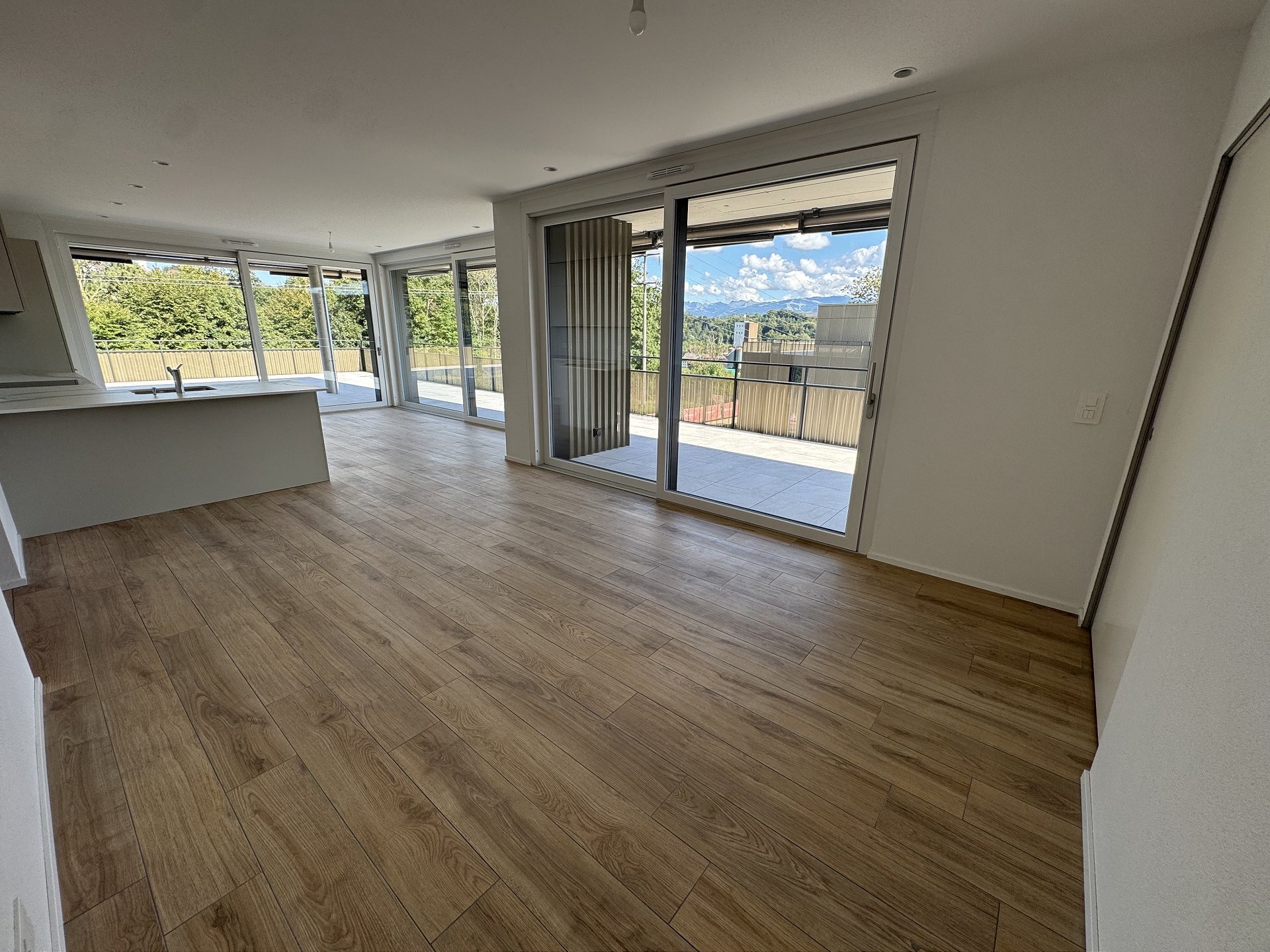 Offener Wohnbereich mit Terrasse und Bergblick