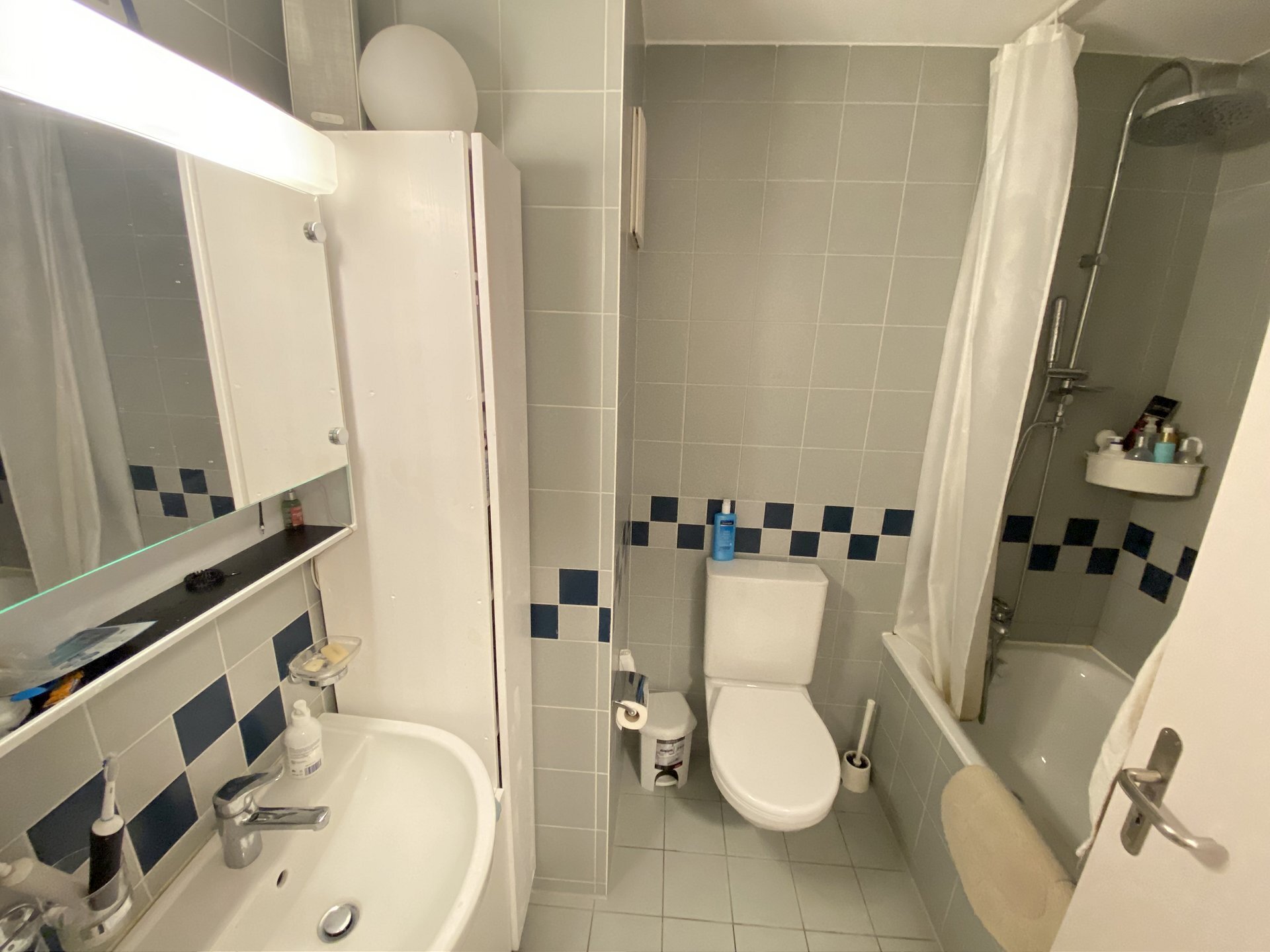 Kompaktes Badezimmer mit Badewanne und WC