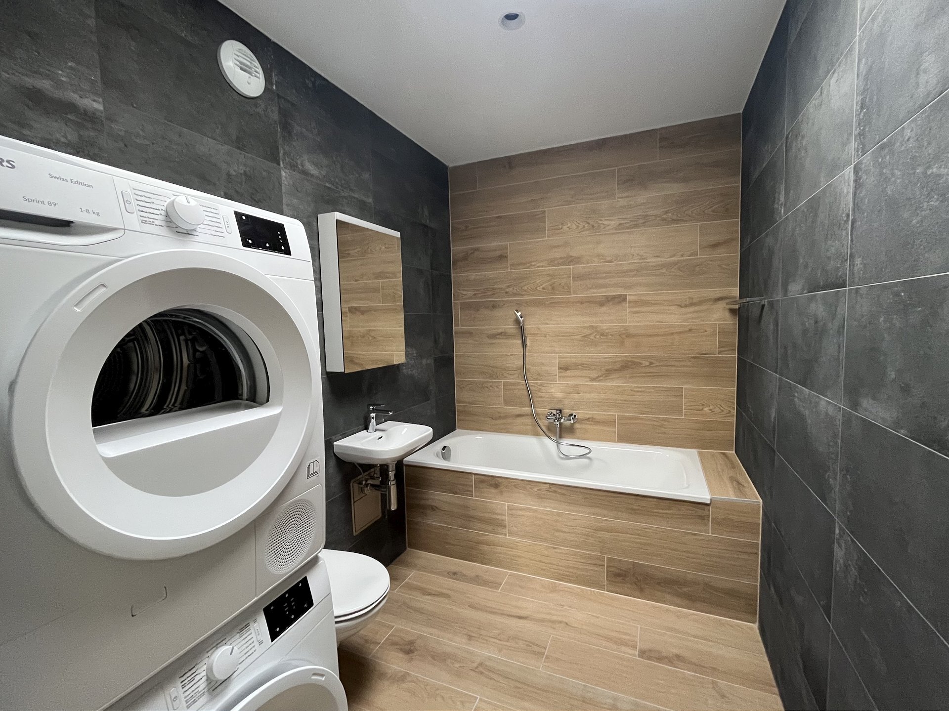 Modernes Bad mit Waschmaschine und Badewanne