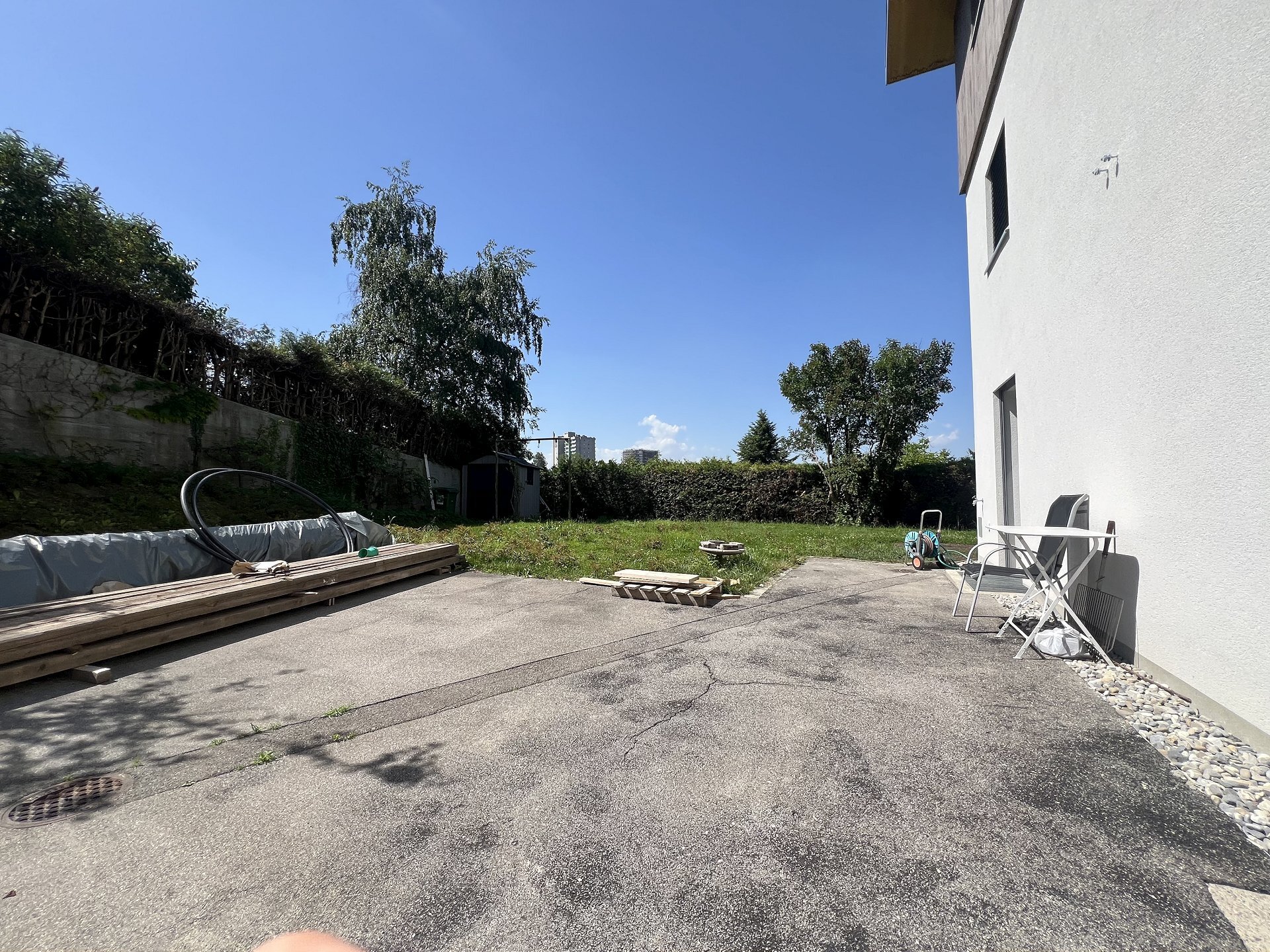 Außenbereich mit Terrasse und Garten