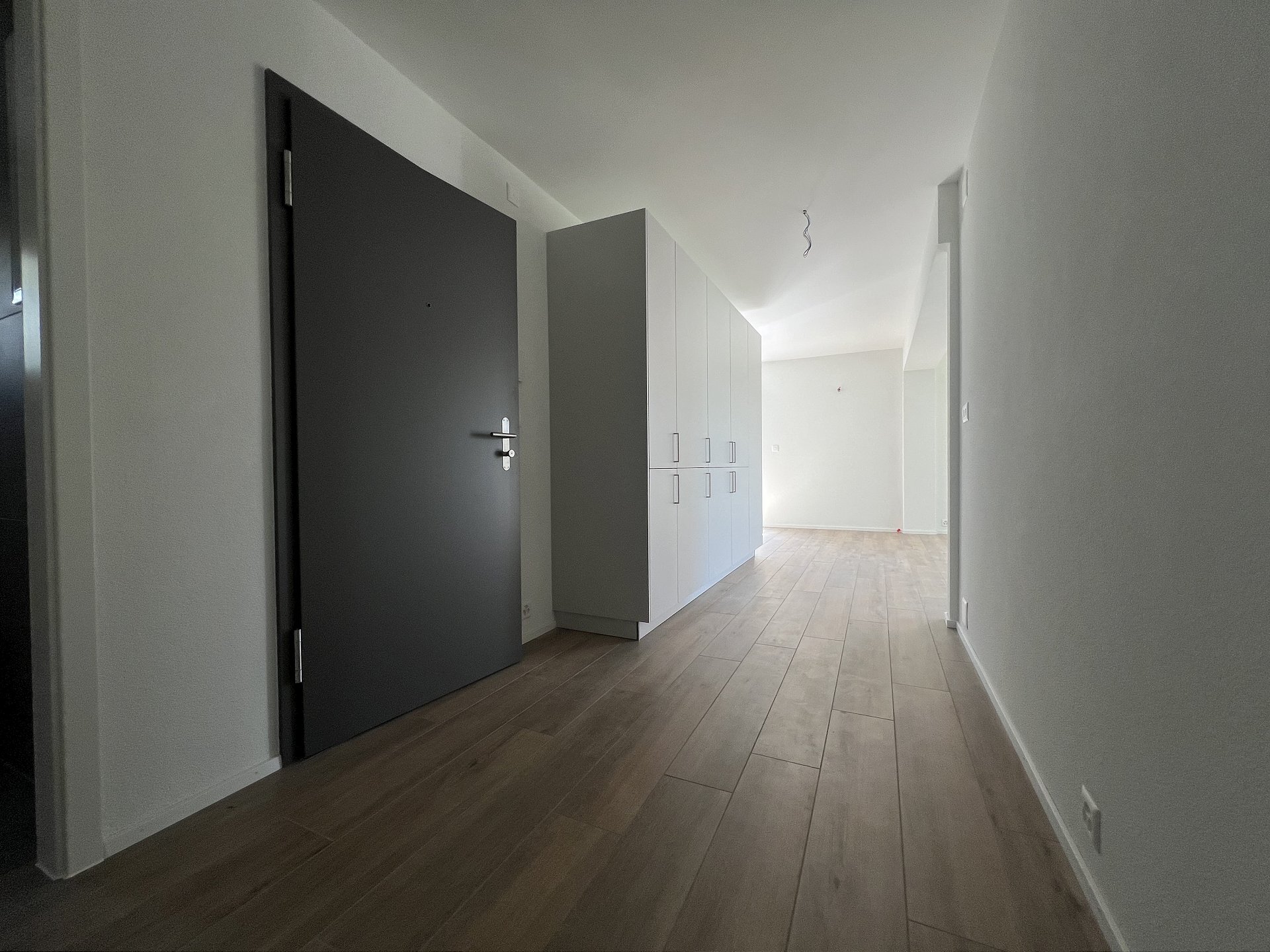 Moderner Flur mit Einbauschrank