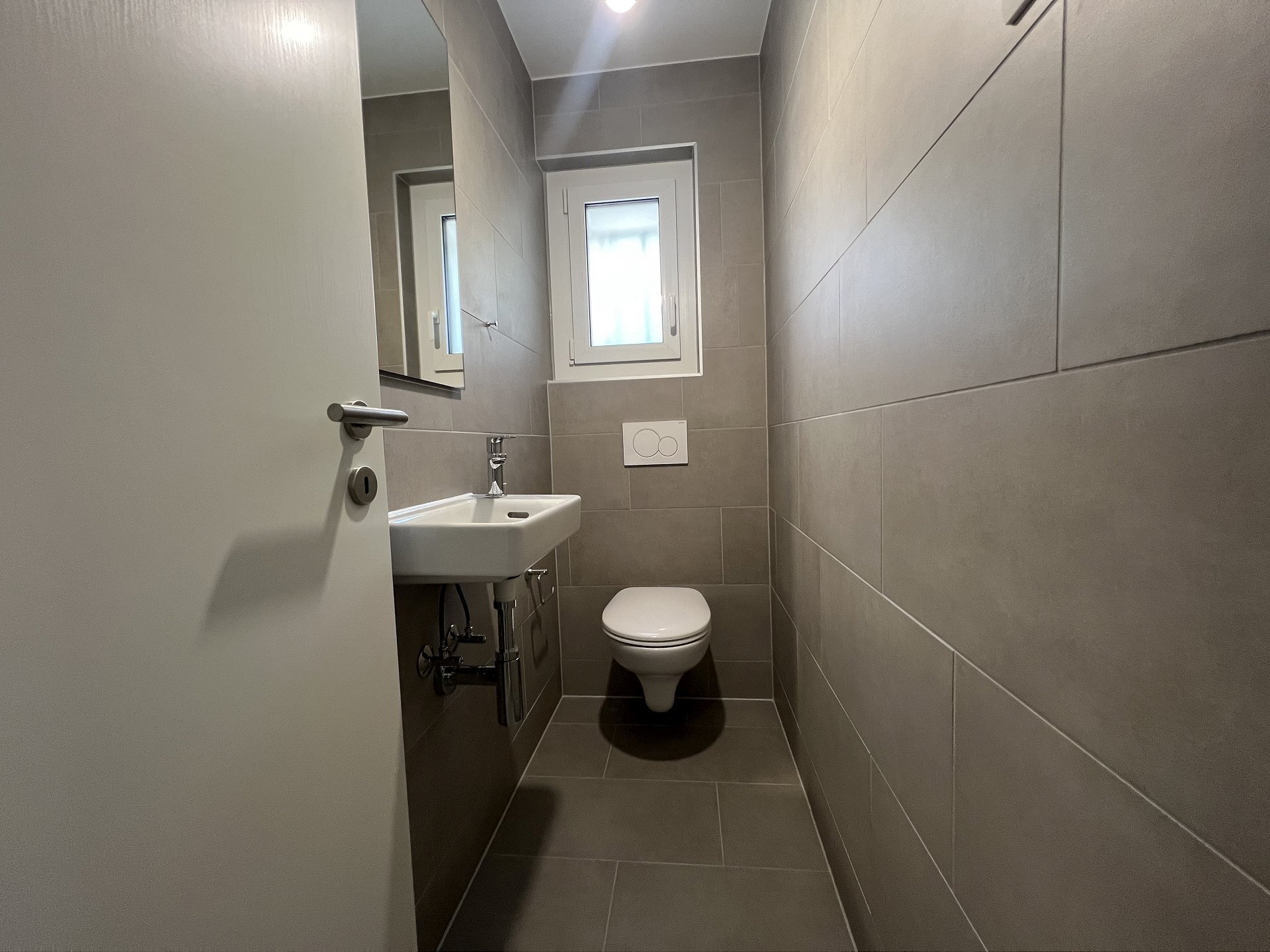 Gäste-WC in hellen Grautönen