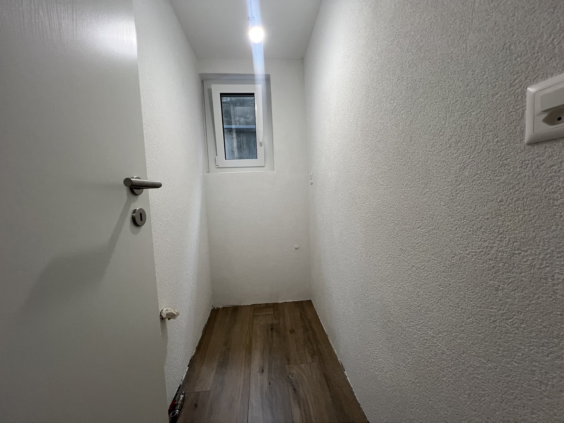 Schmaler Abstellraum oder Flur mit Fenster