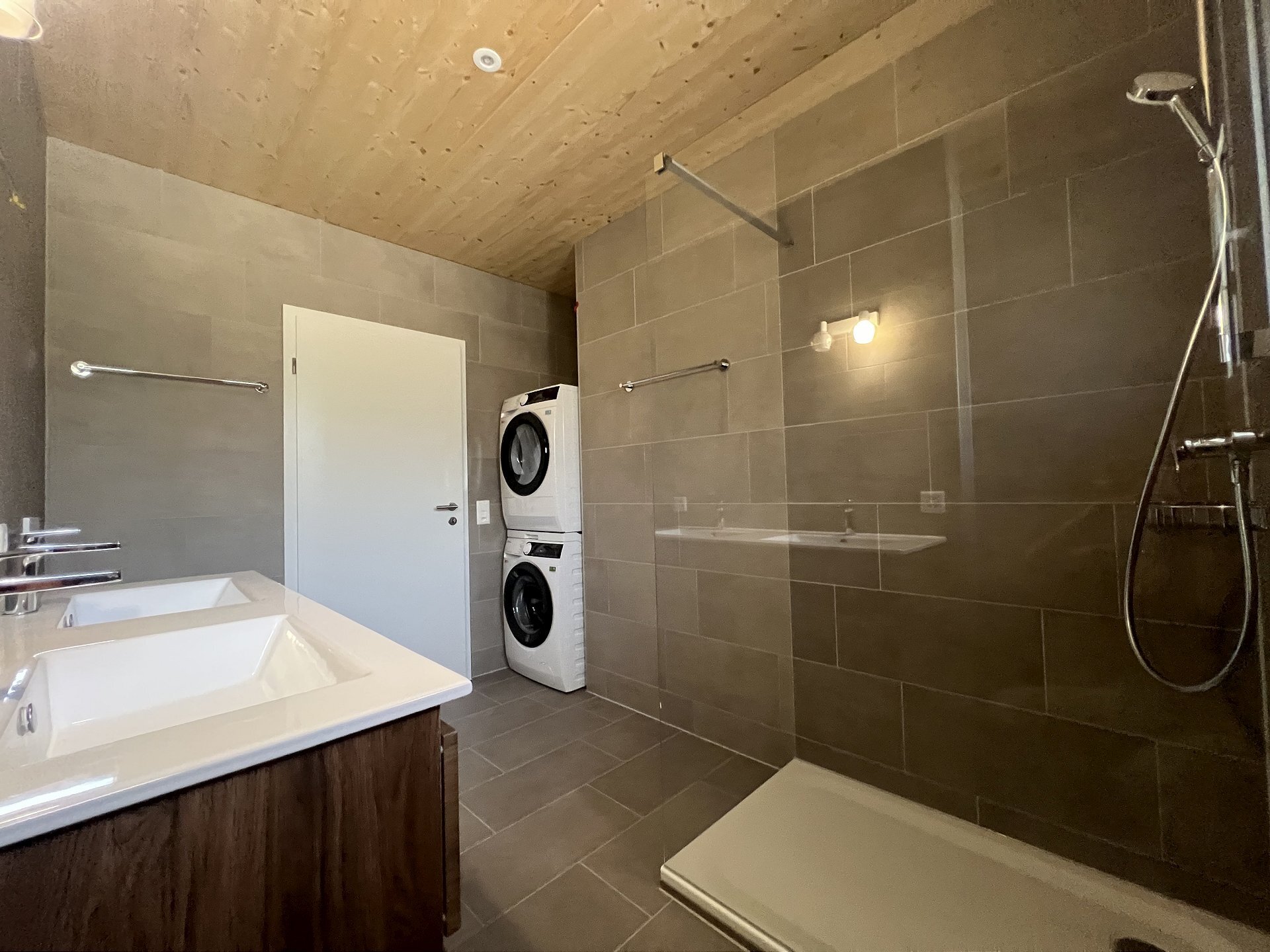 Modernes Badezimmer mit Dusche und Waschtisch