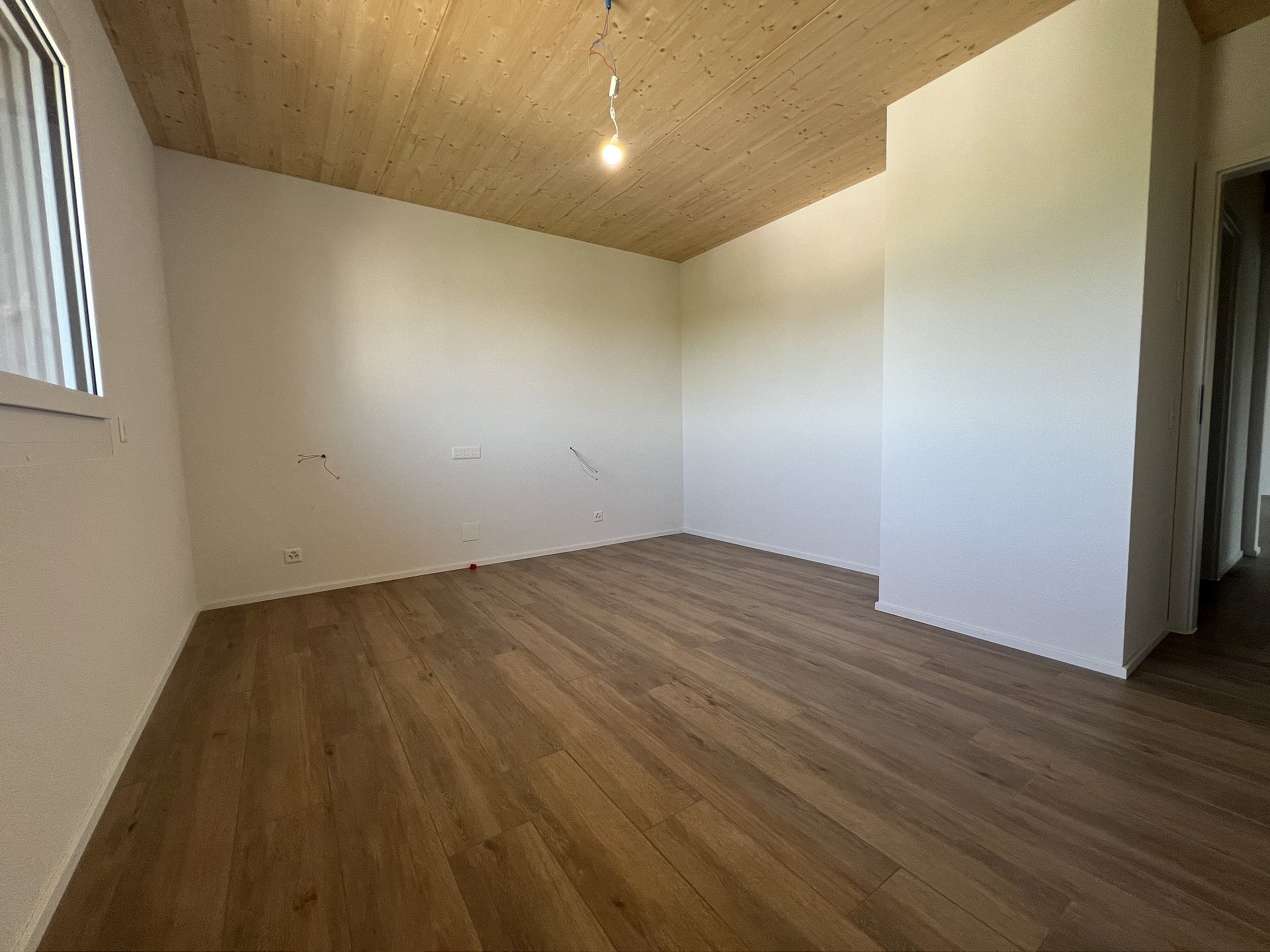 Leerer moderner Raum mit Holzdecke
