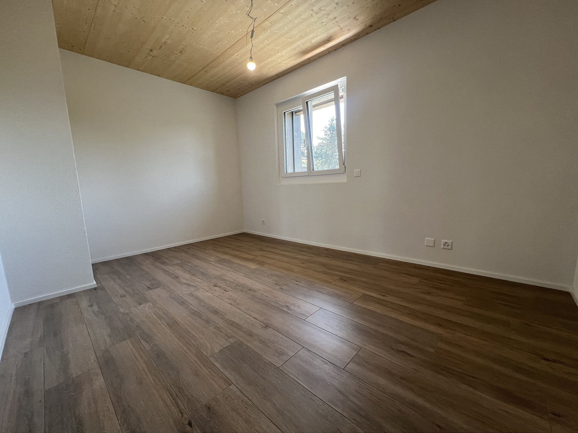 Leeres Zimmer mit Holzboden und Holzdecke