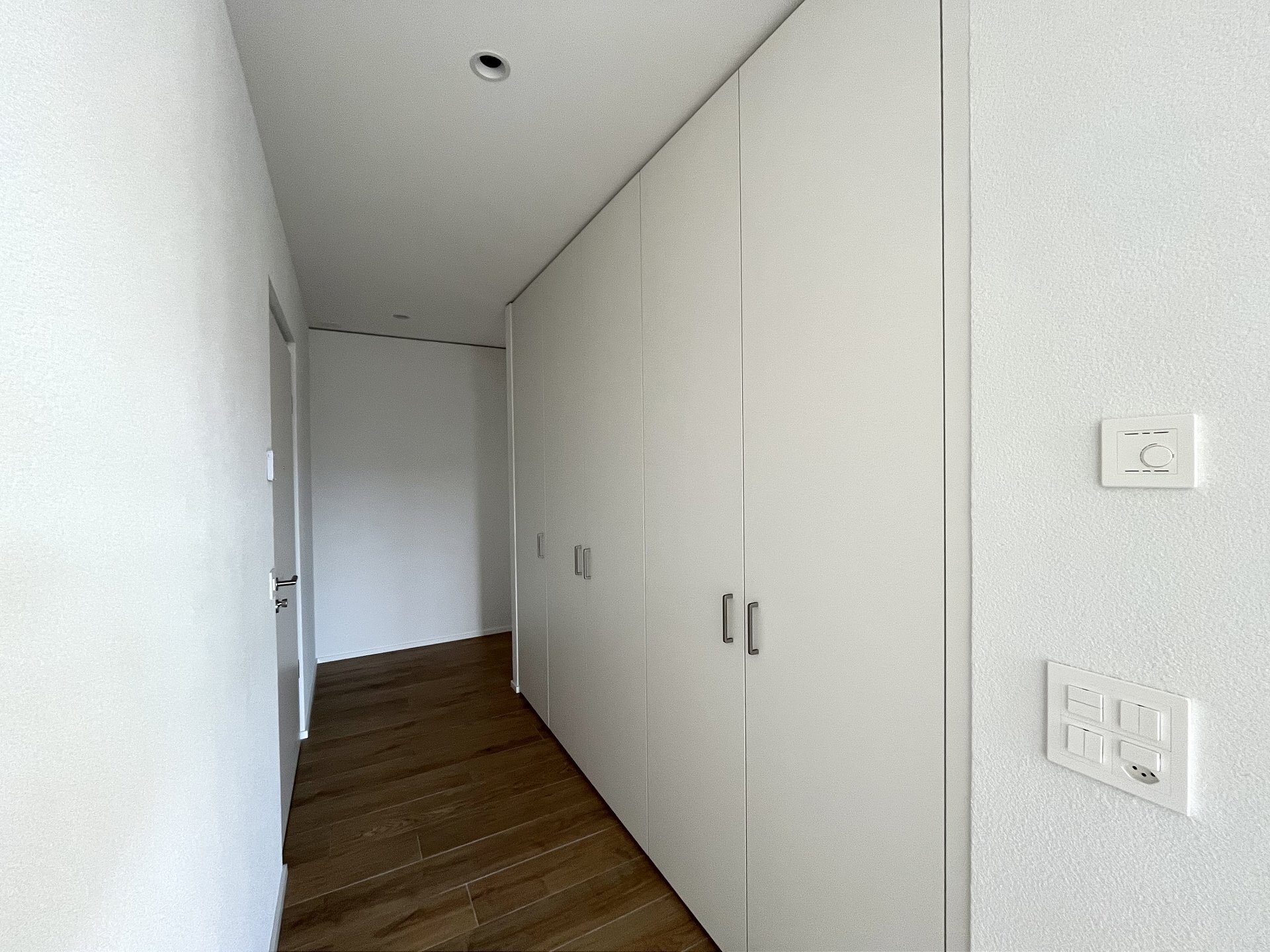 Heller Flur mit Einbauschränken