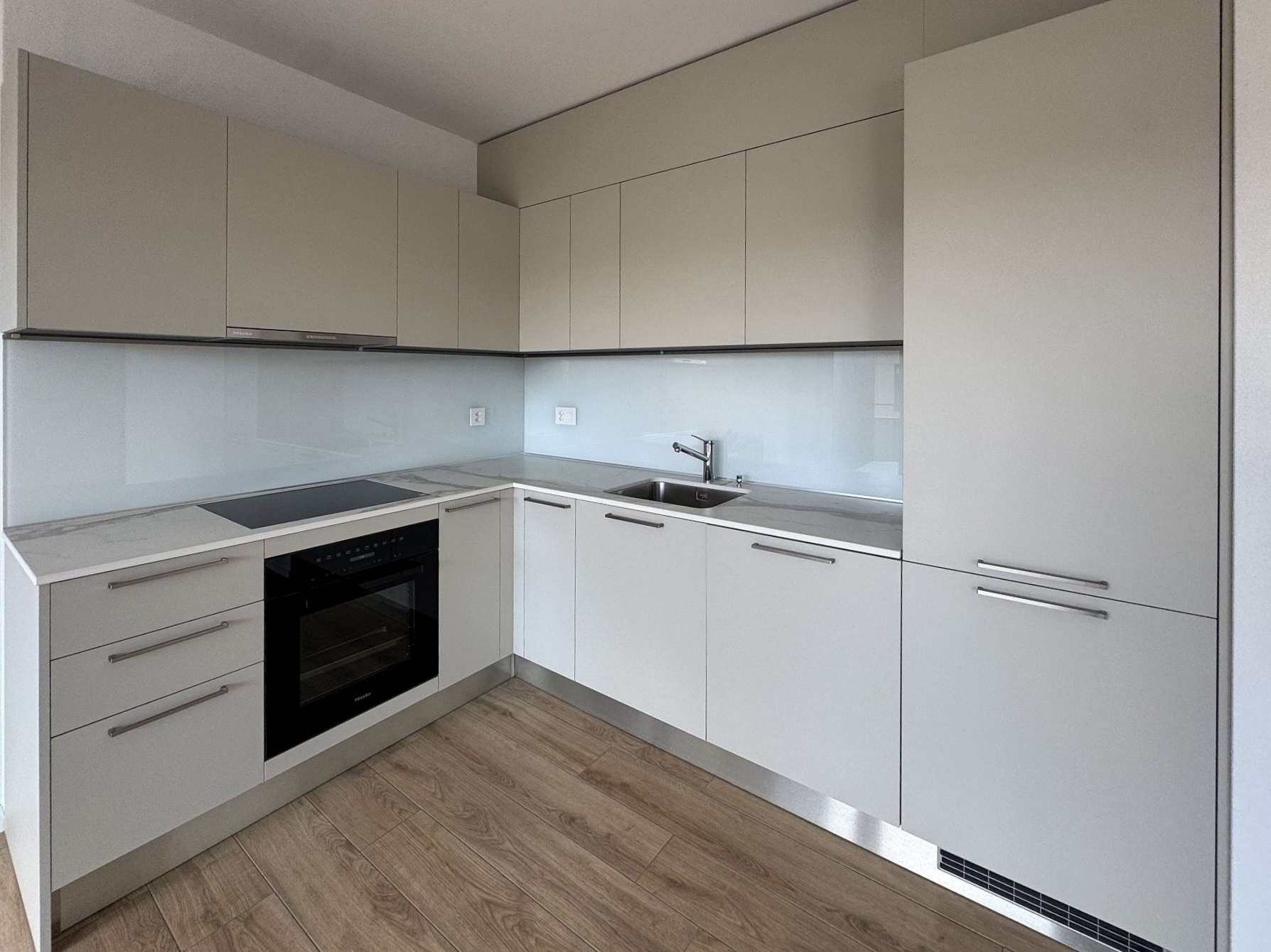 Moderne Einbauküche in heller Ausführung