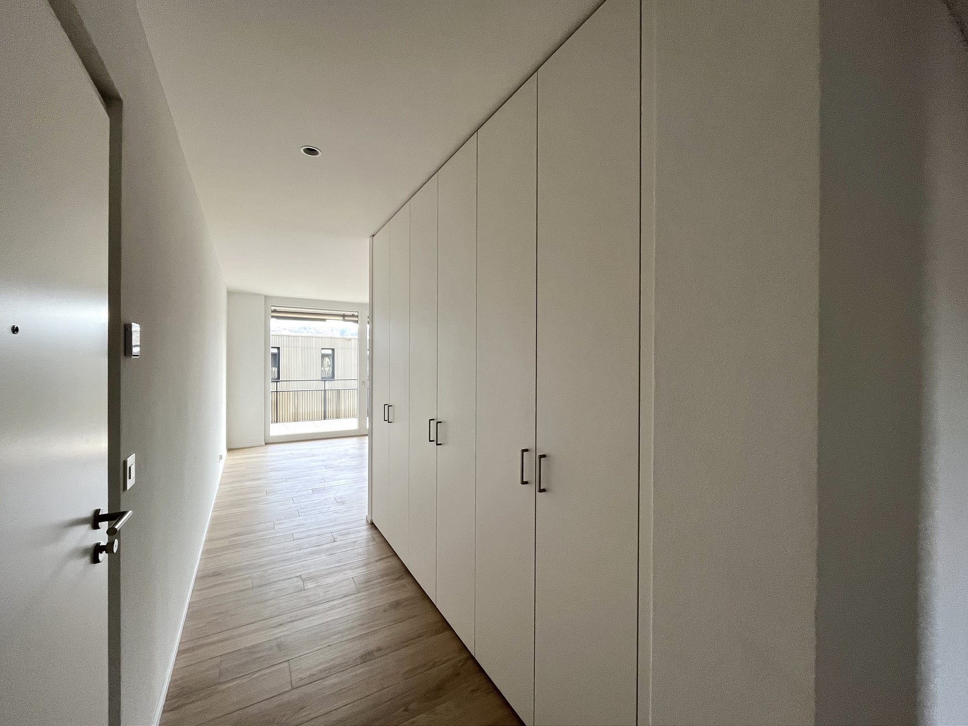 Heller Flur mit Einbauschränken