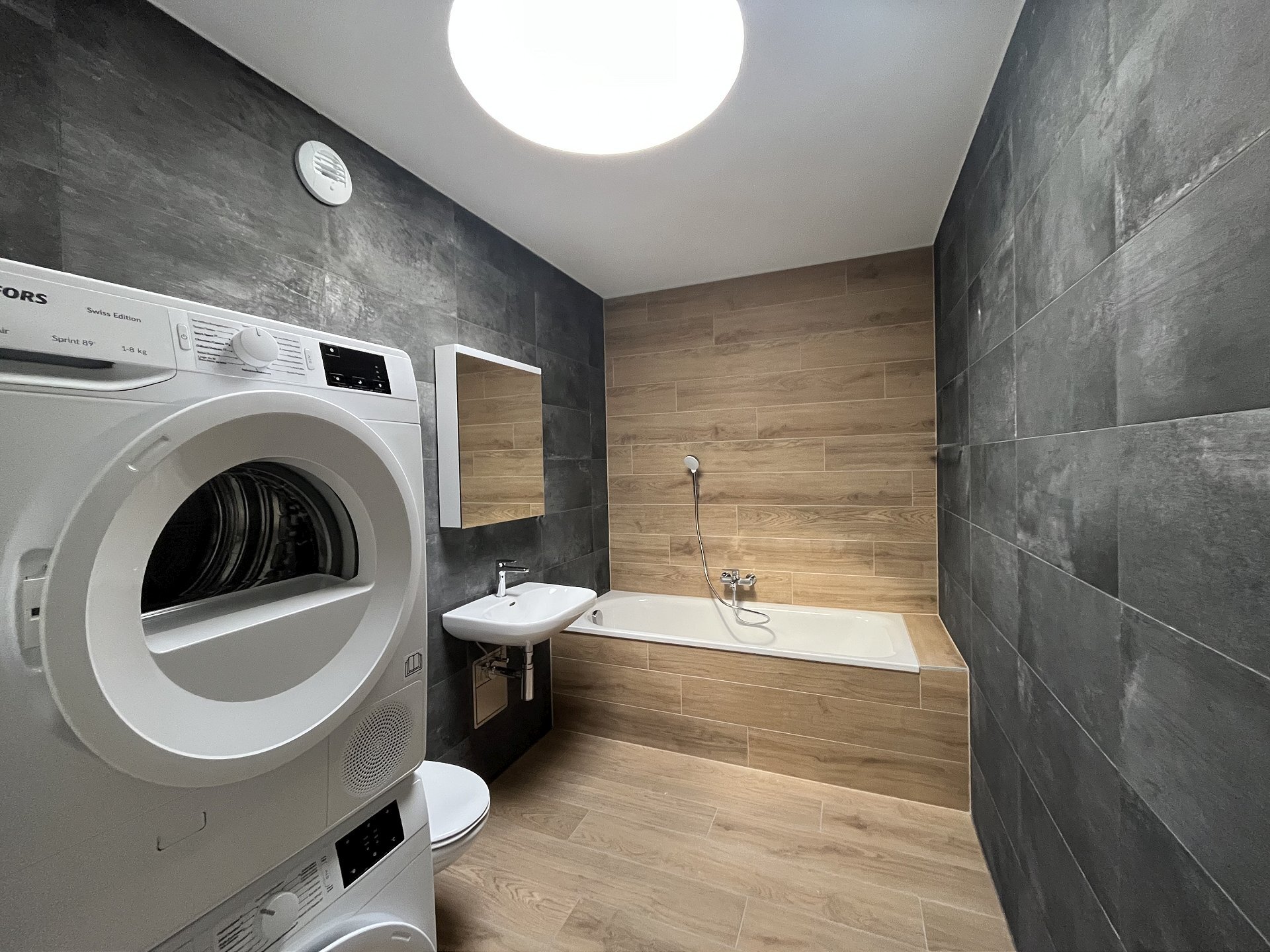 Modernes Bad mit Wanne und Waschturm