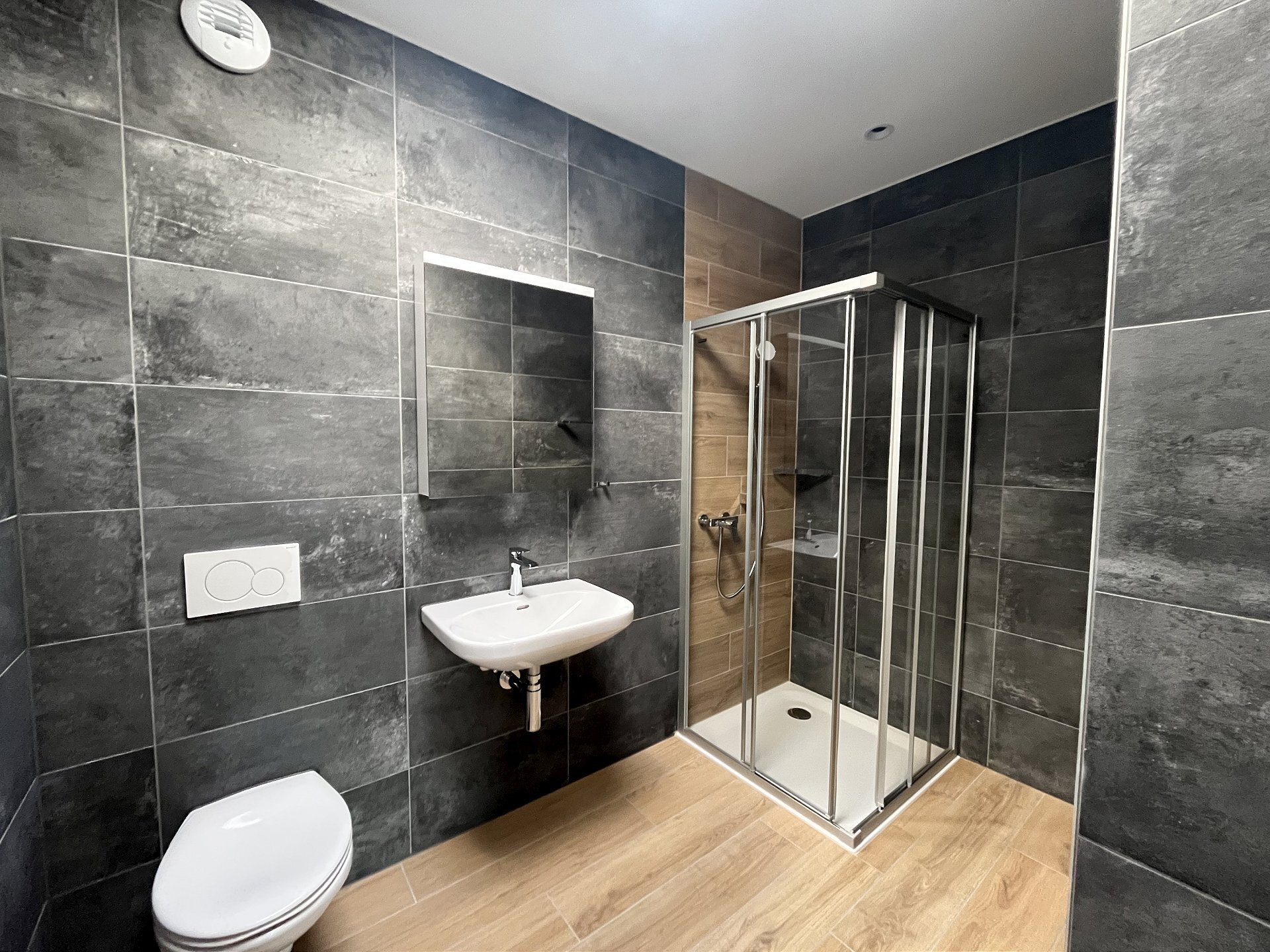 Modernes Badezimmer mit Dusche