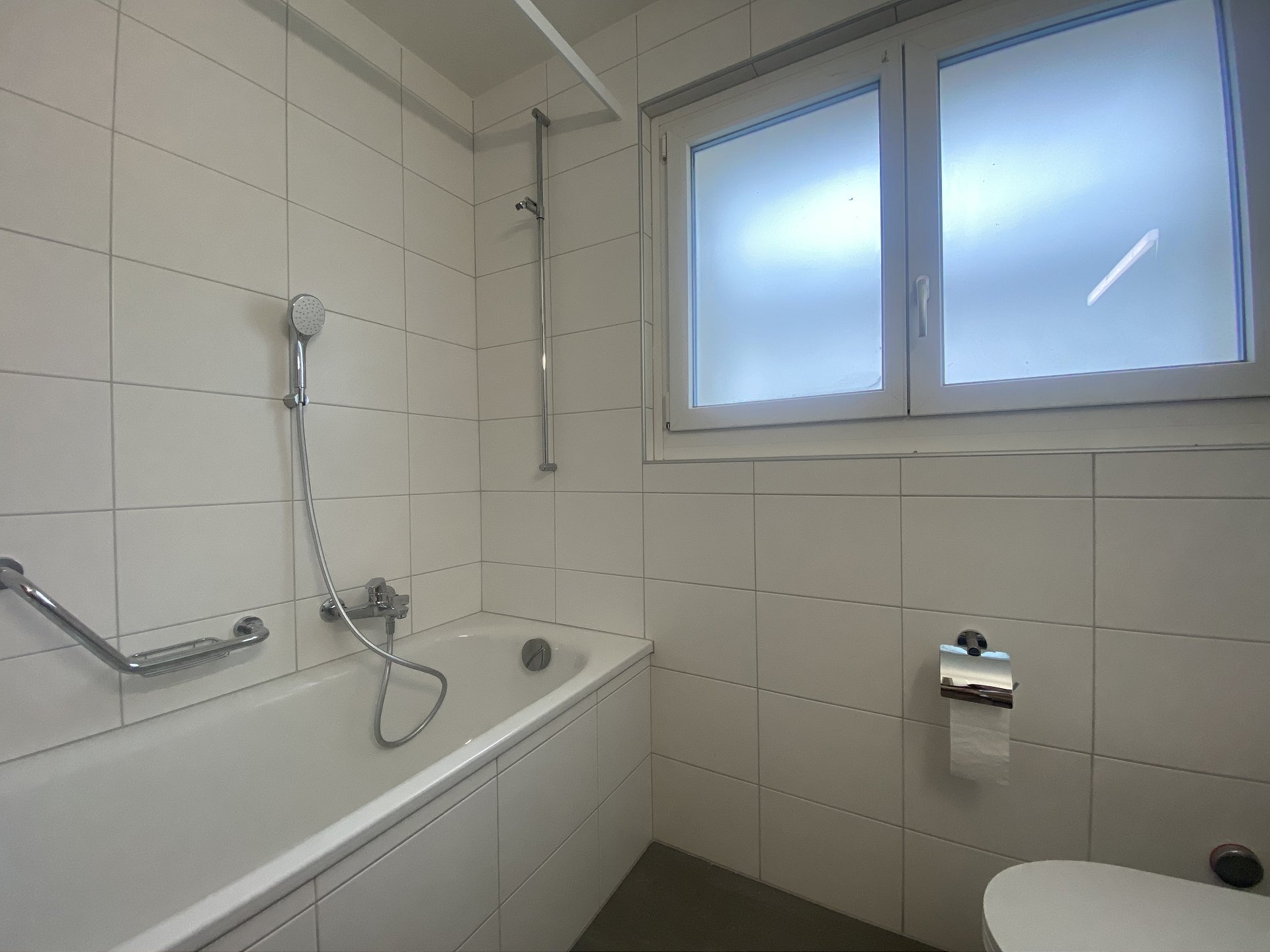 Modernes Bad mit Badewanne und Fenster