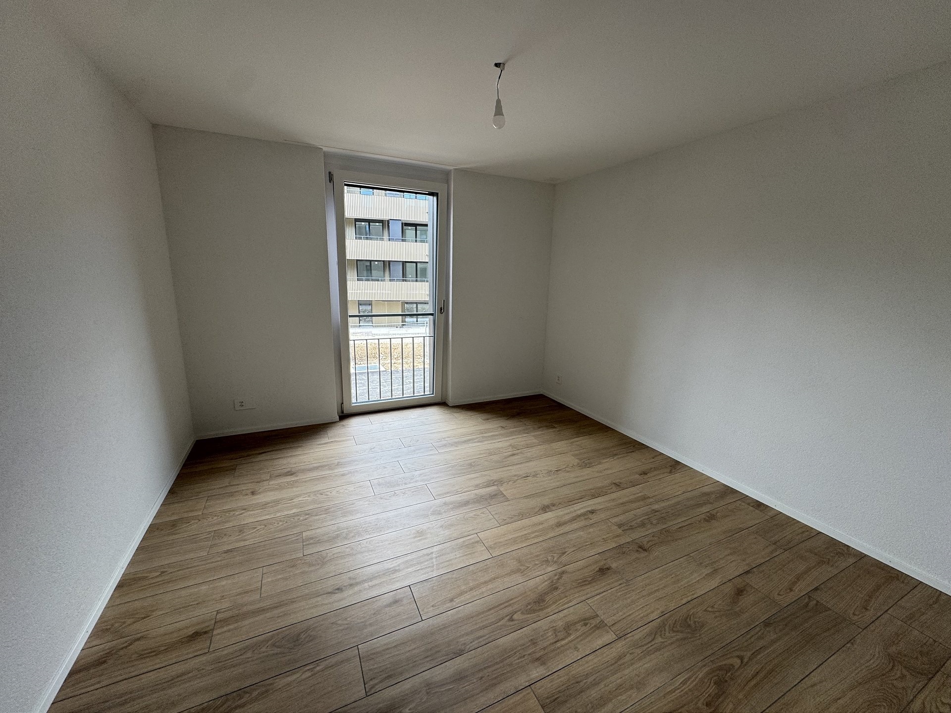 Leeres Zimmer mit Balkon- oder Fenstertür