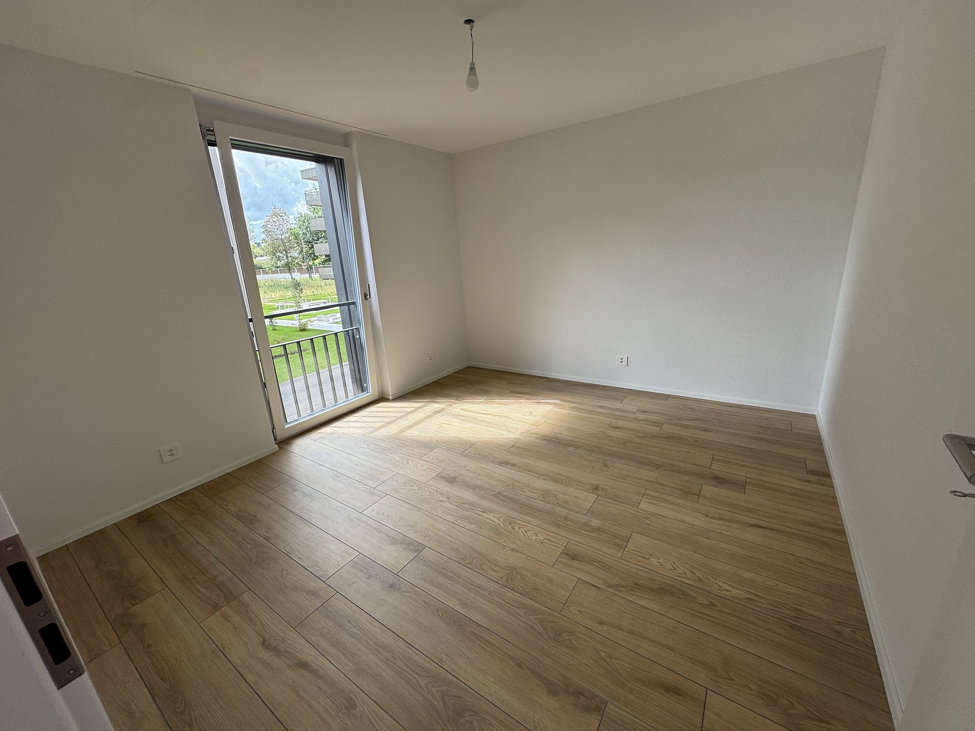 Leerer moderner Raum mit Balkonzugang