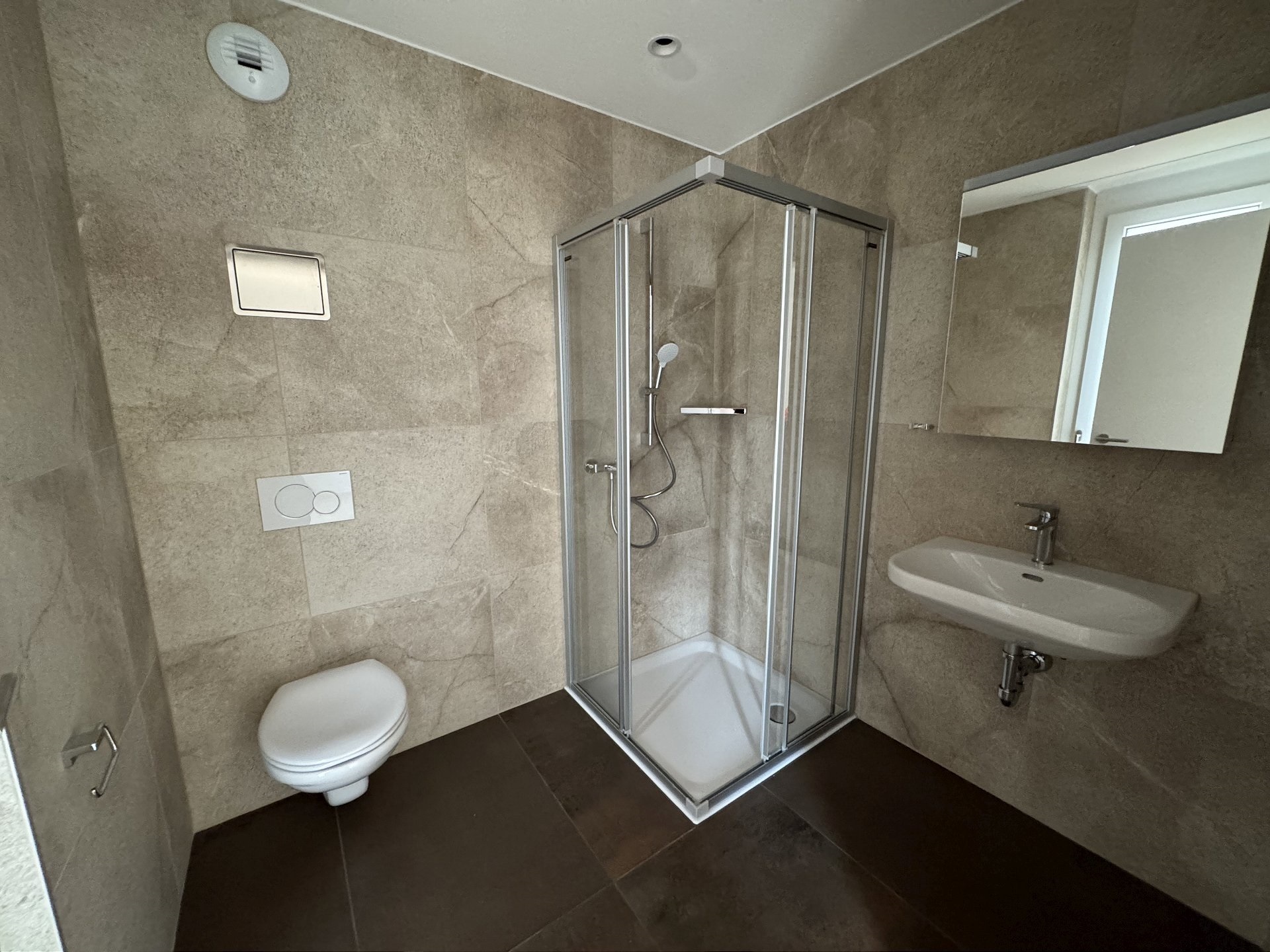 Modernes Badezimmer mit Dusche, WC und Waschtisch