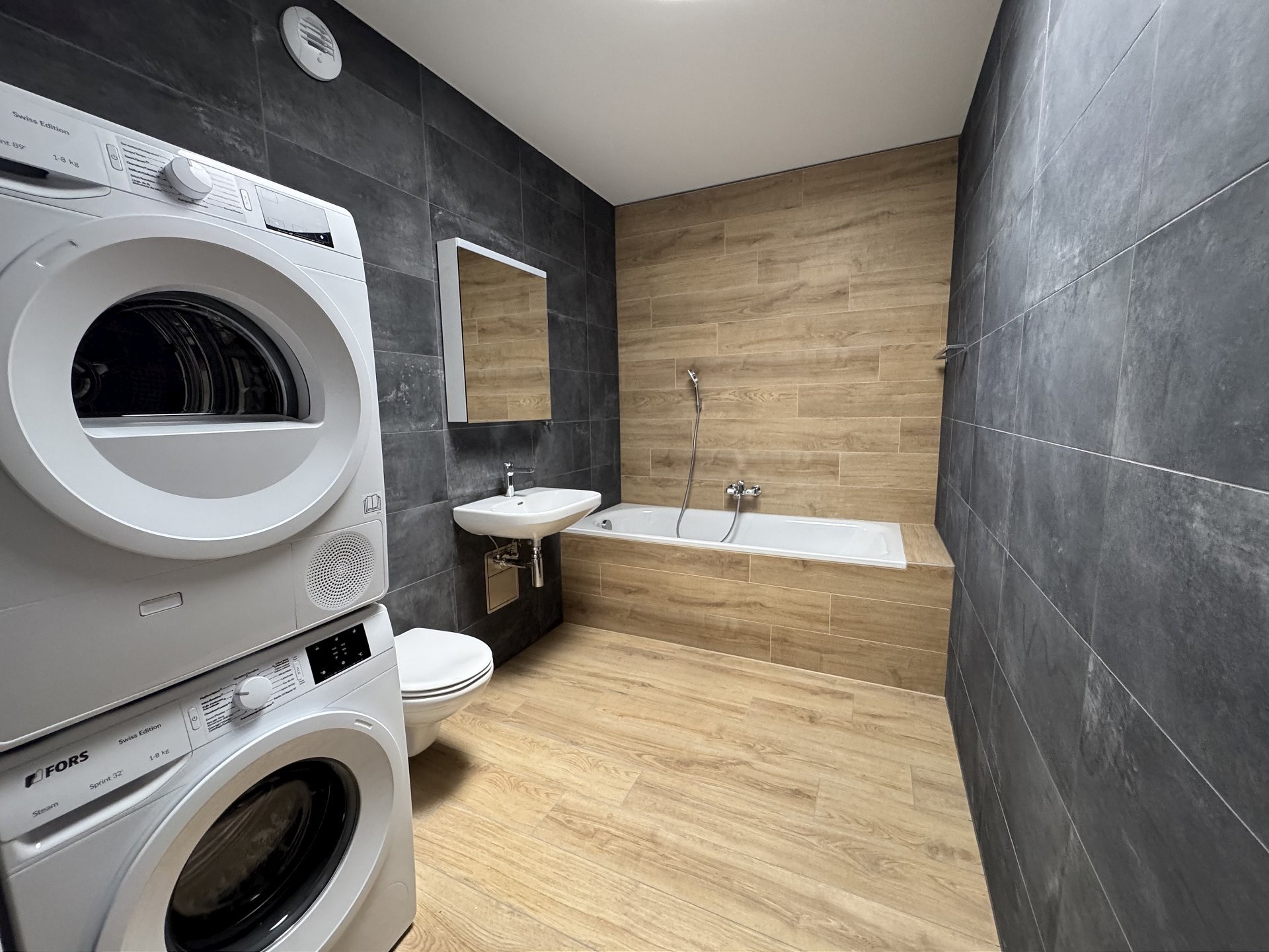 Modernes Badezimmer mit Waschturm