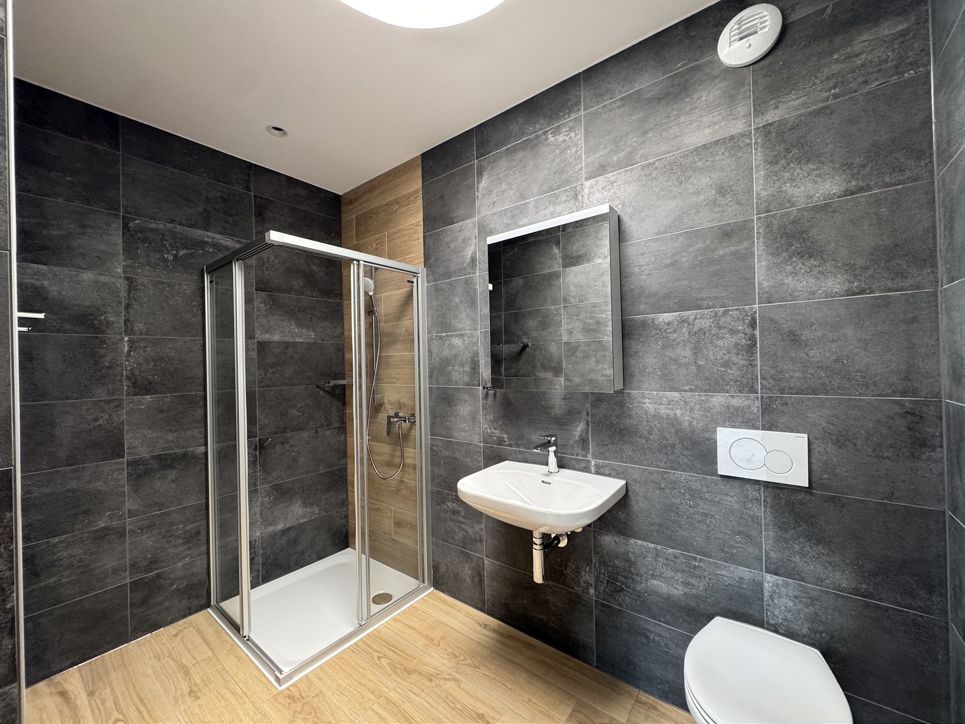 Modernes Badezimmer mit Dusche und wandhängendem WC