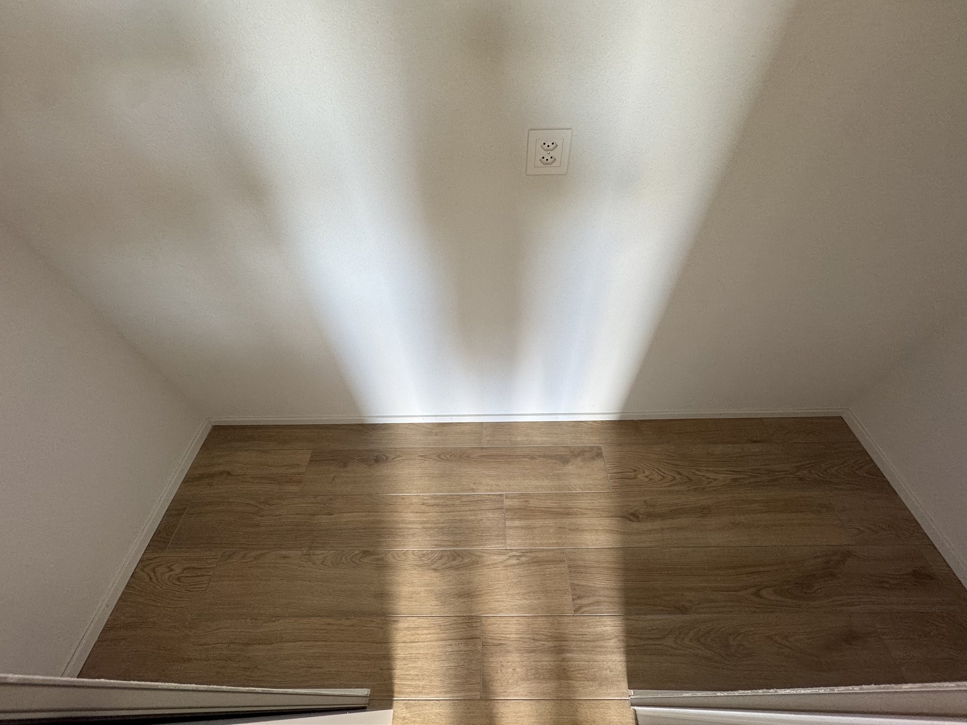 Leerer kleiner Innenraum mit Tageslichtstreifen