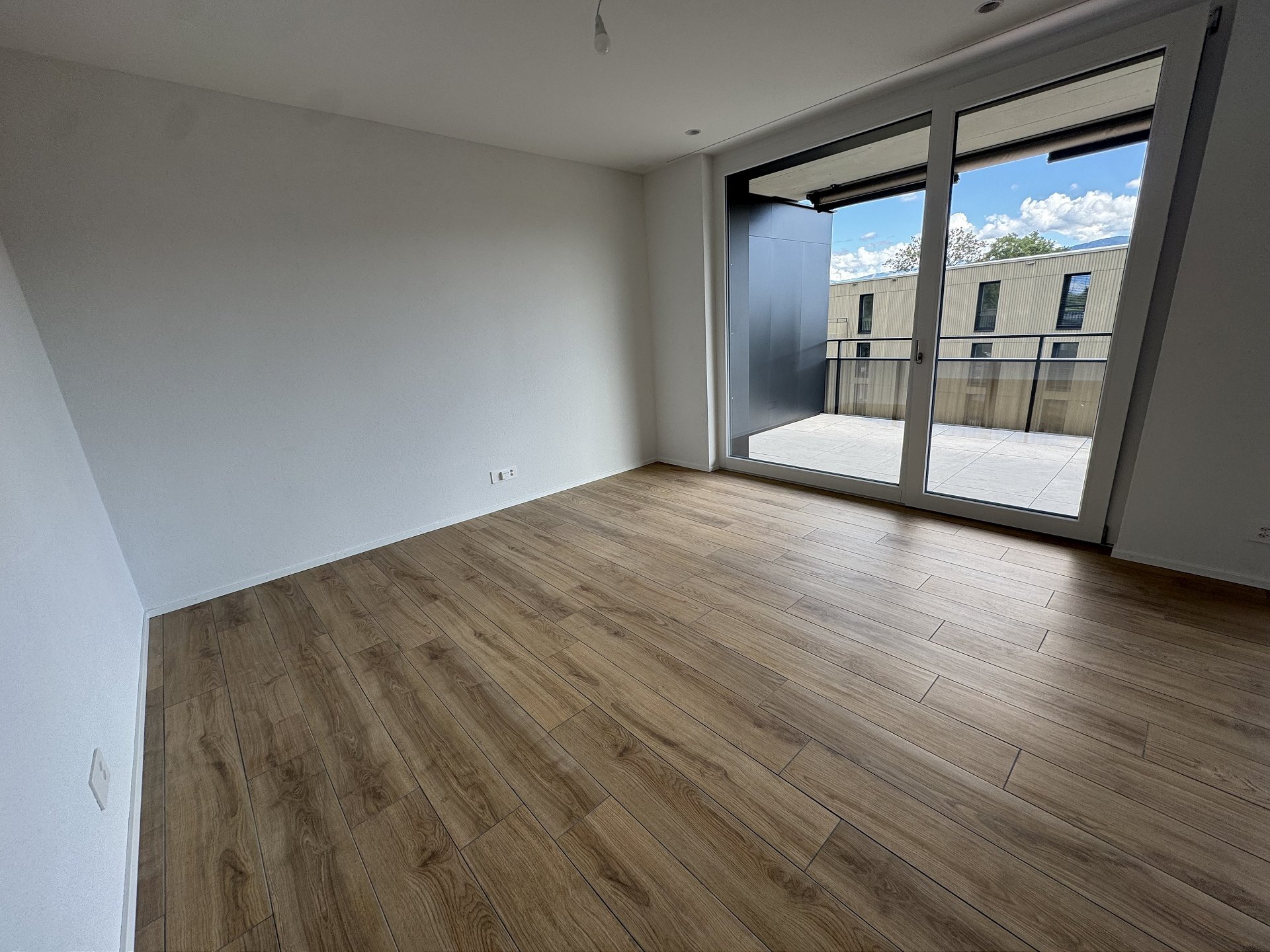 Leeres modernes Zimmer mit Balkonzugang