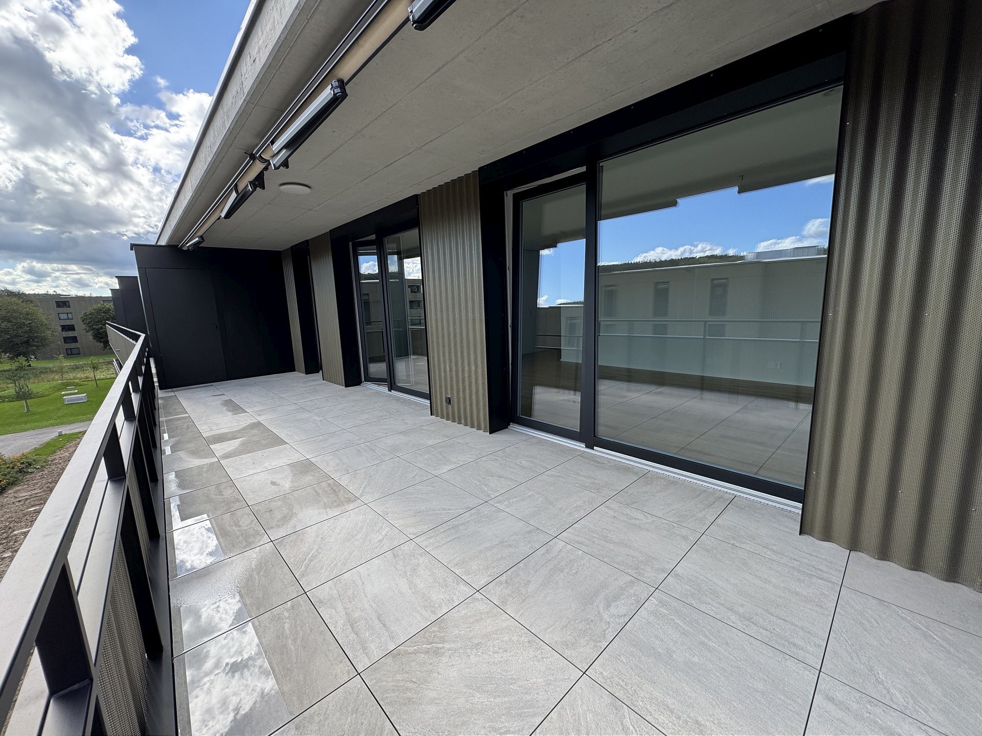 Große Dachterrasse mit Glasfronten