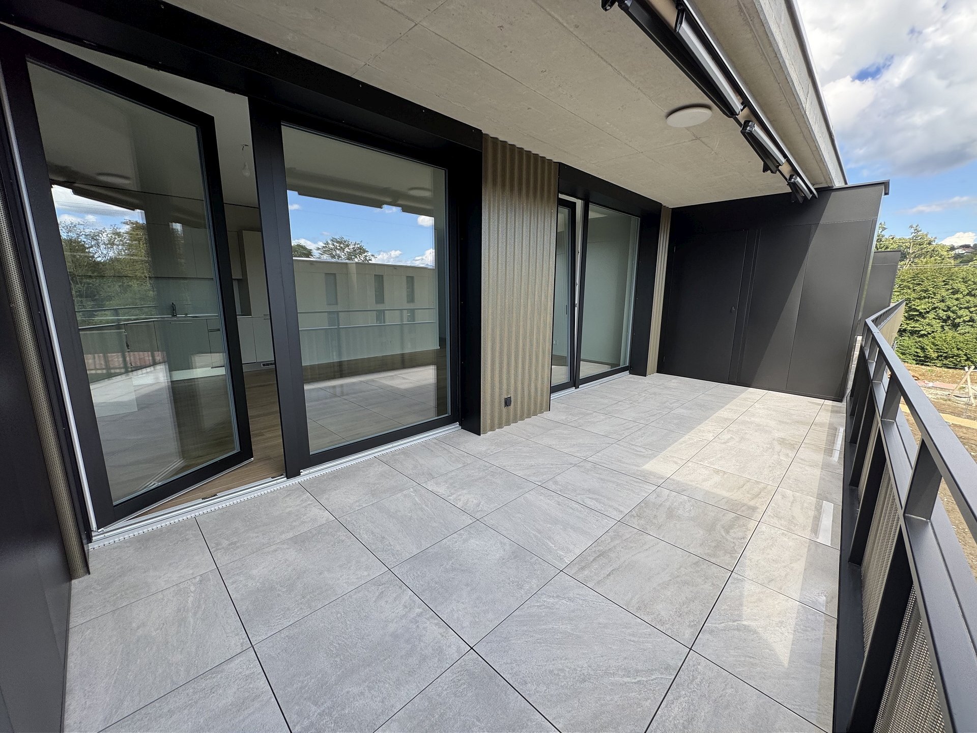 Großzügige moderne Balkonterrasse