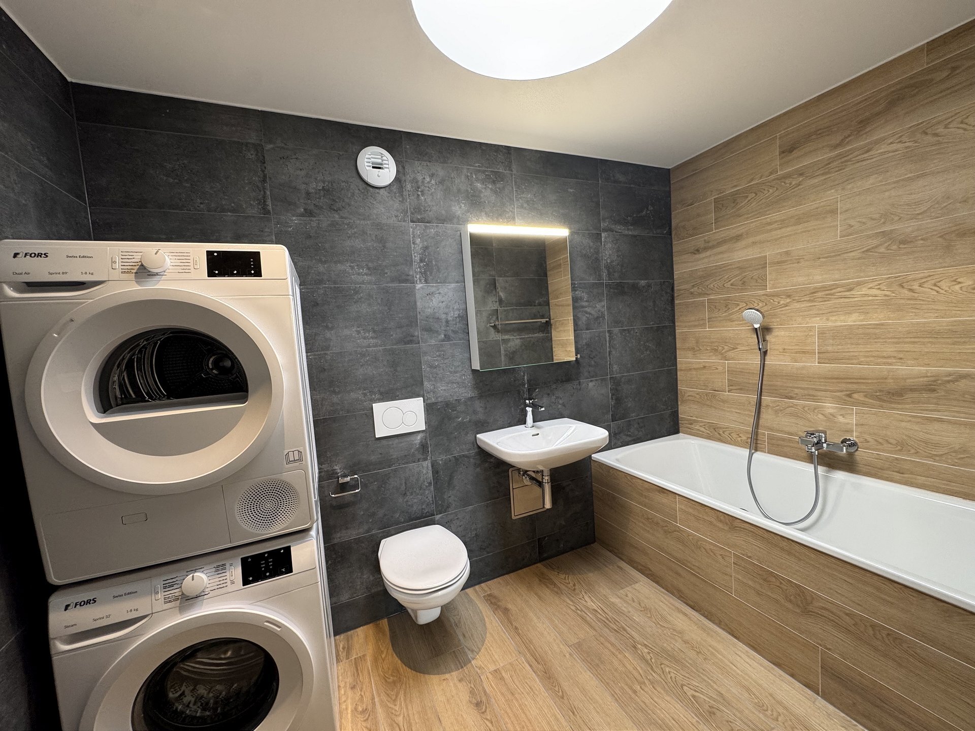 Modernes Badezimmer mit Waschturm