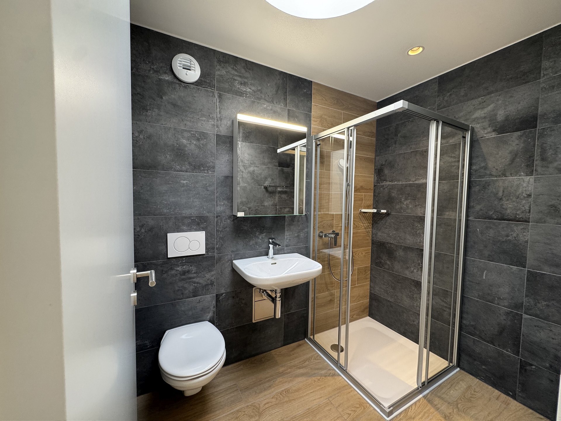 Modernes Badezimmer mit begehbarer Dusche